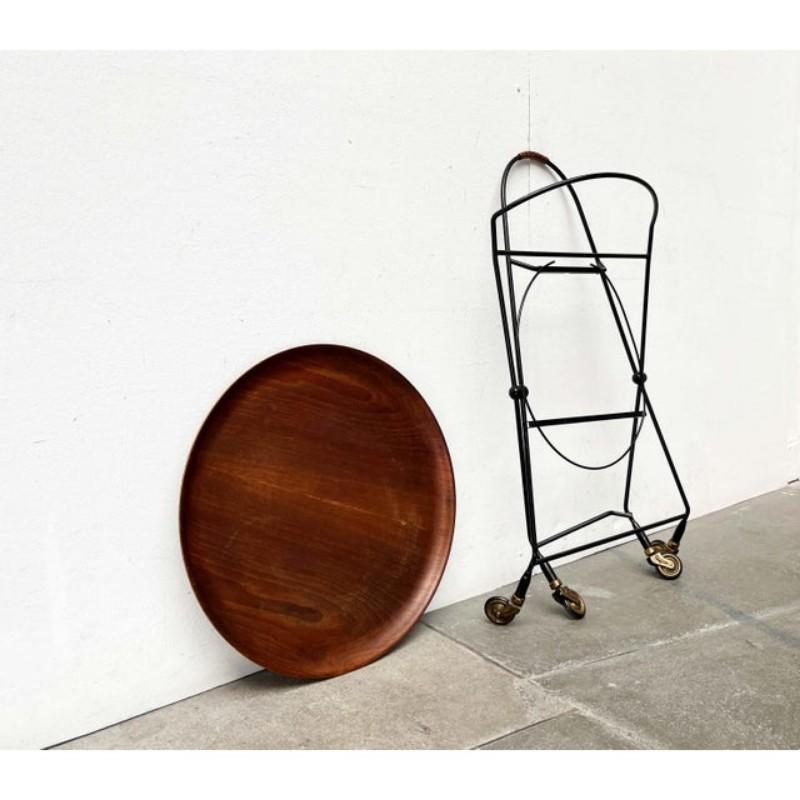 Chariot de bar pliable du milieu du siècle en Suède avec un plateau amovible.

Le chariot est doté d'un espace de rangement et peut être utilisé comme bar à domicile, table d'appoint ou autre. Le cadre métallique délicat est peint en noir. Le
