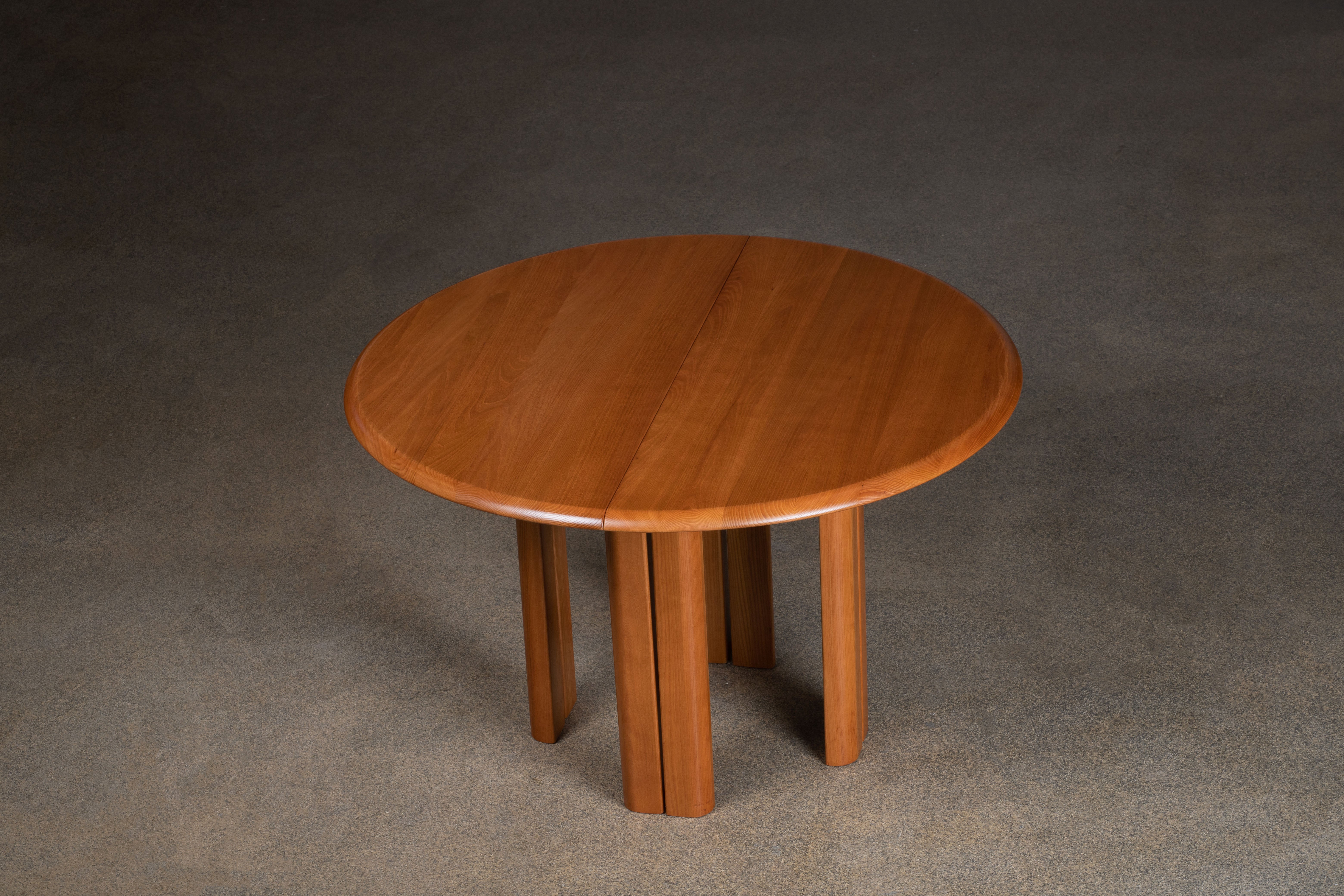 Gorgeous circular Elm dining in the manner of Pierre Chapo. 
The top features an impressive grain and nice wood-joints connexions. 
The table offers two extensions.
Dimensions closed 120 cm - to 165 cm and 210 cm.
Original condition with minimal