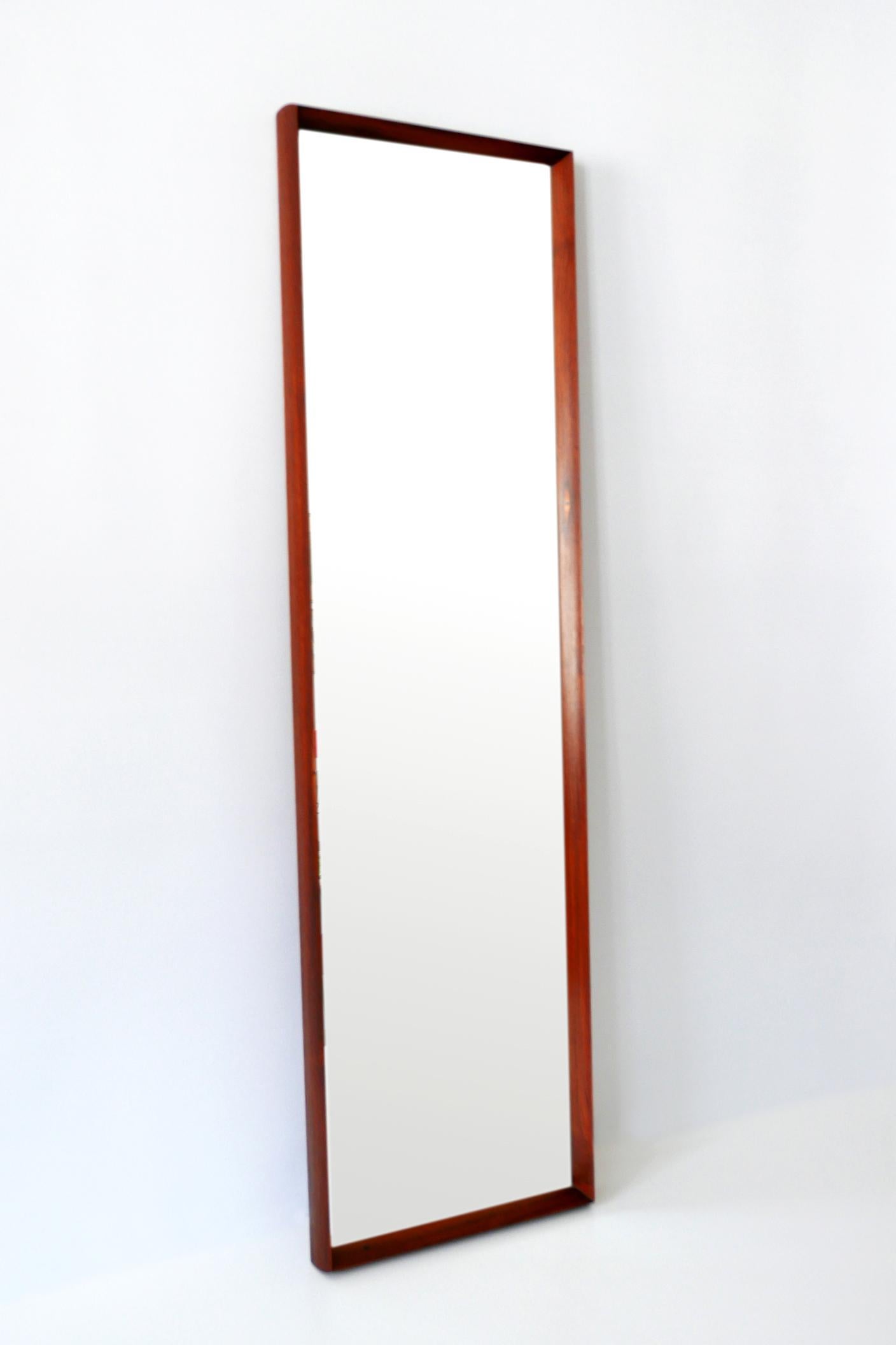 Rare and elegant Mid-Century Modern entry wall mirror in a fine teak frame. Manufactured by AB Glas & Trä, Sweden, 1962. Manufacturers paper label reverse.

Executed in teak wood and mirror glass.

Condition:
Good original vintage condition. Wear