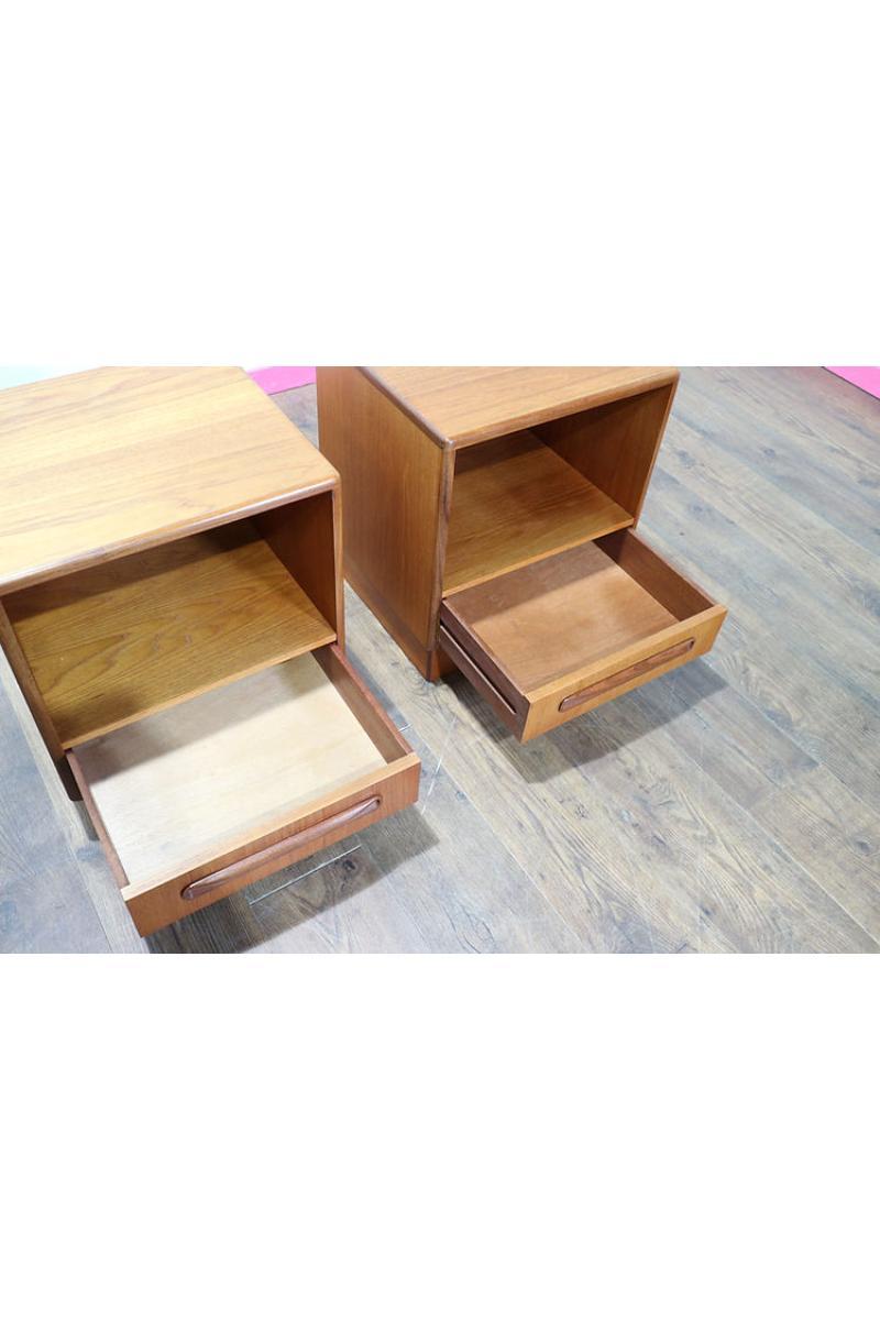 Ces ravissantes tables de nuit ont été conçues par Victor Wilkins et produites par la société britannique de fabrication de meubles G-Plan au milieu du XXe siècle. G-Plan - E. Gomme Ltd était basé à High Wycombe, en Angleterre, un important centre