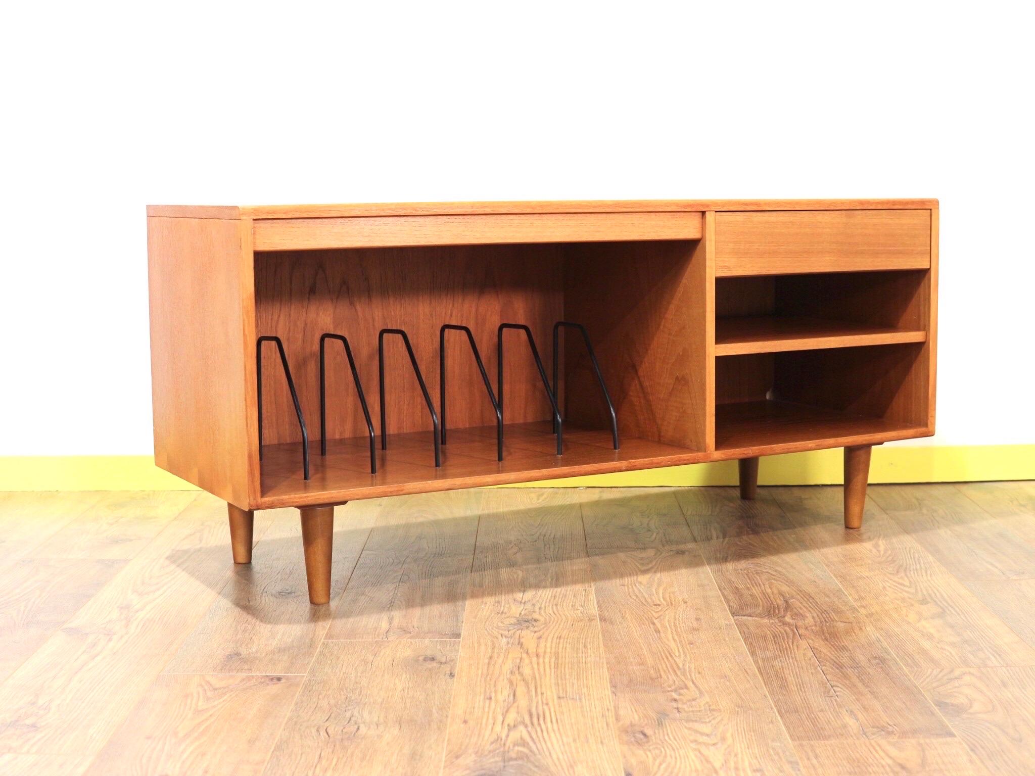 This gorgeous media/record cabinet is the perfect cabinet for your vinyl storage needs. Made my G Plan in the 1960's featuring a beutiful grain and torpedo legs which have been added. This cabinet will look fantastic in any setting, a true vinatge