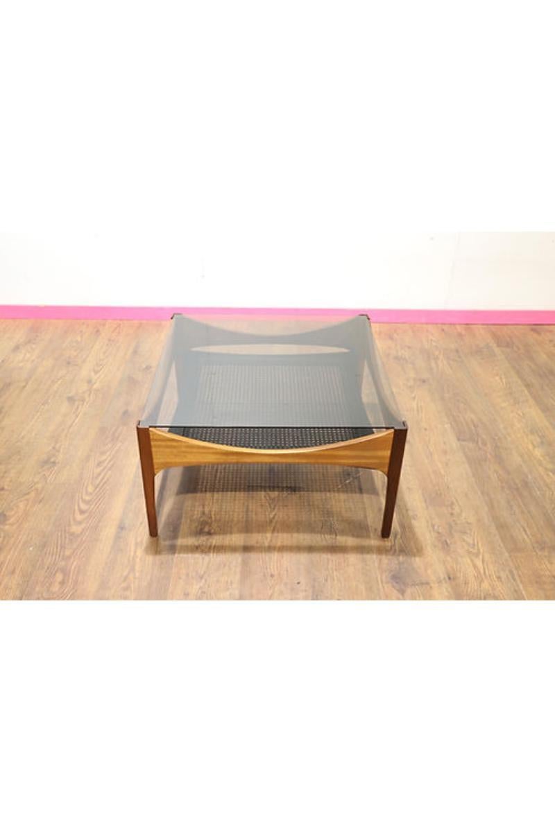 Wir präsentieren den Mid Century Modern Teak Glass Coffee Table von , eine atemberaubende Ergänzung für jedes Zuhause. Dieser aus elegantem Teakholz gefertigte Couchtisch strahlt den Stil der Jahrhundertmitte und Raffinesse aus. Die fabelhaften