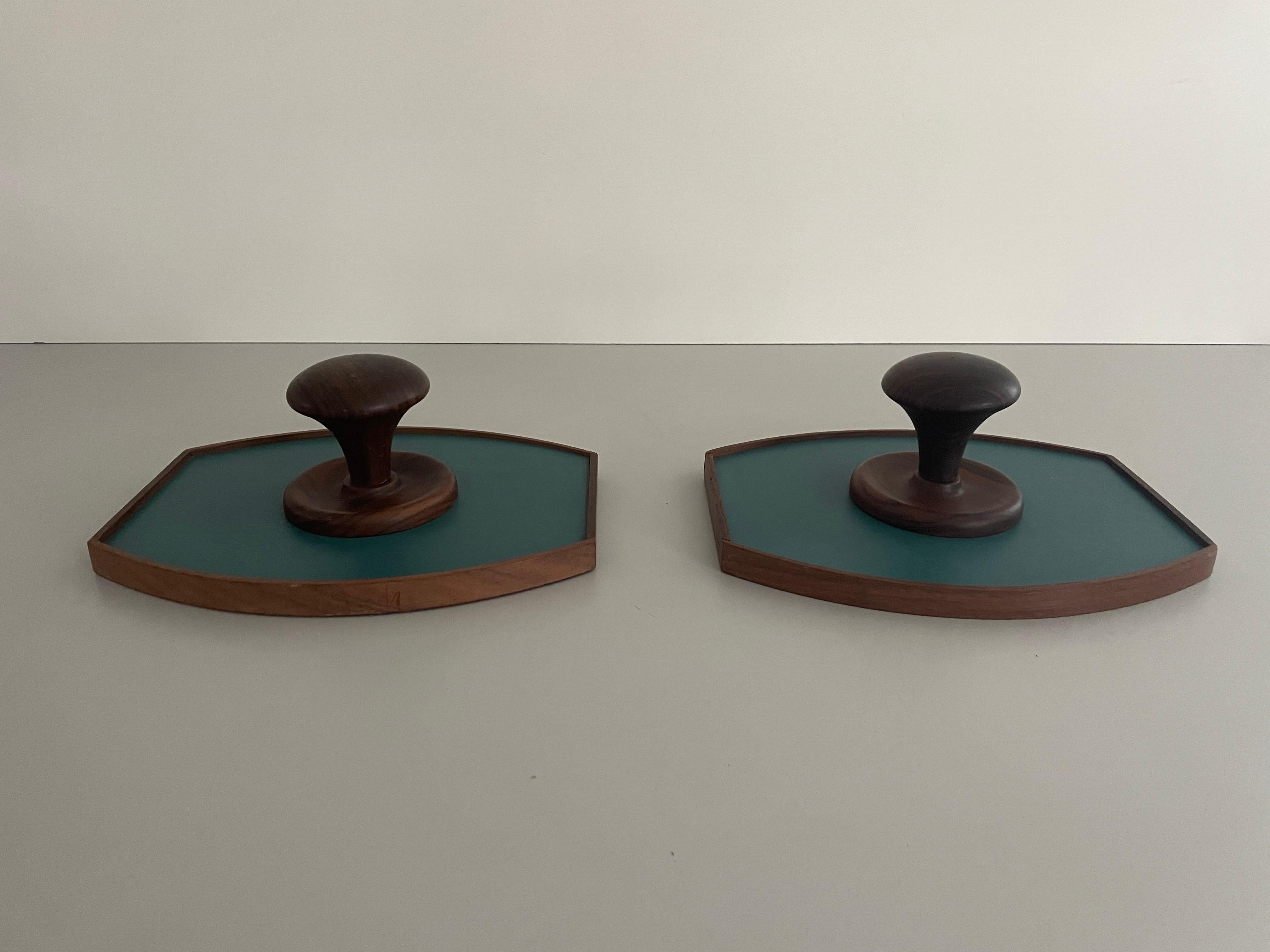 Coppia di appendiabiti in teak dal design verde, anni '60, Italia in vendita 3