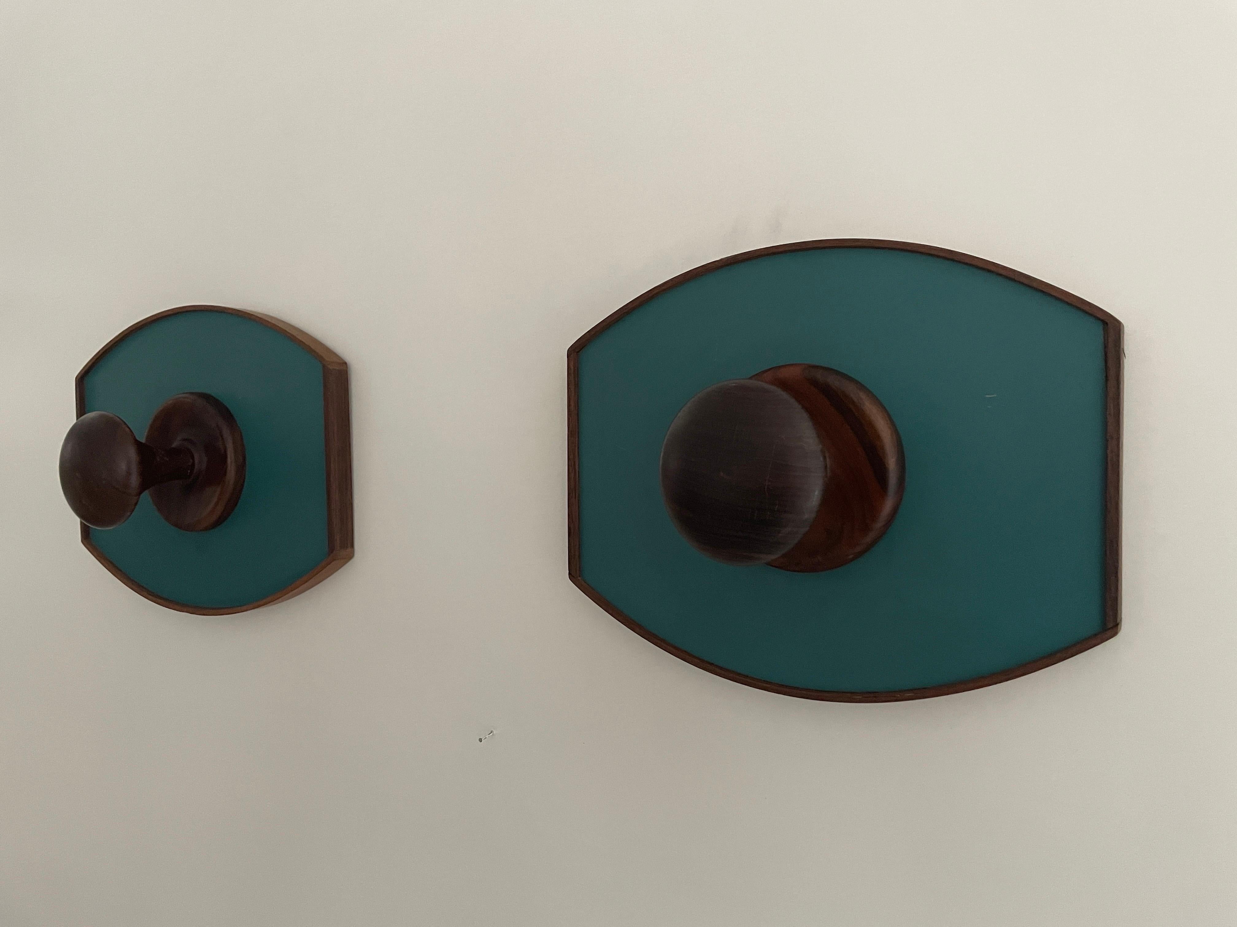 Mid-Century moderno Coppia di appendiabiti in teak dal design verde, anni '60, Italia in vendita