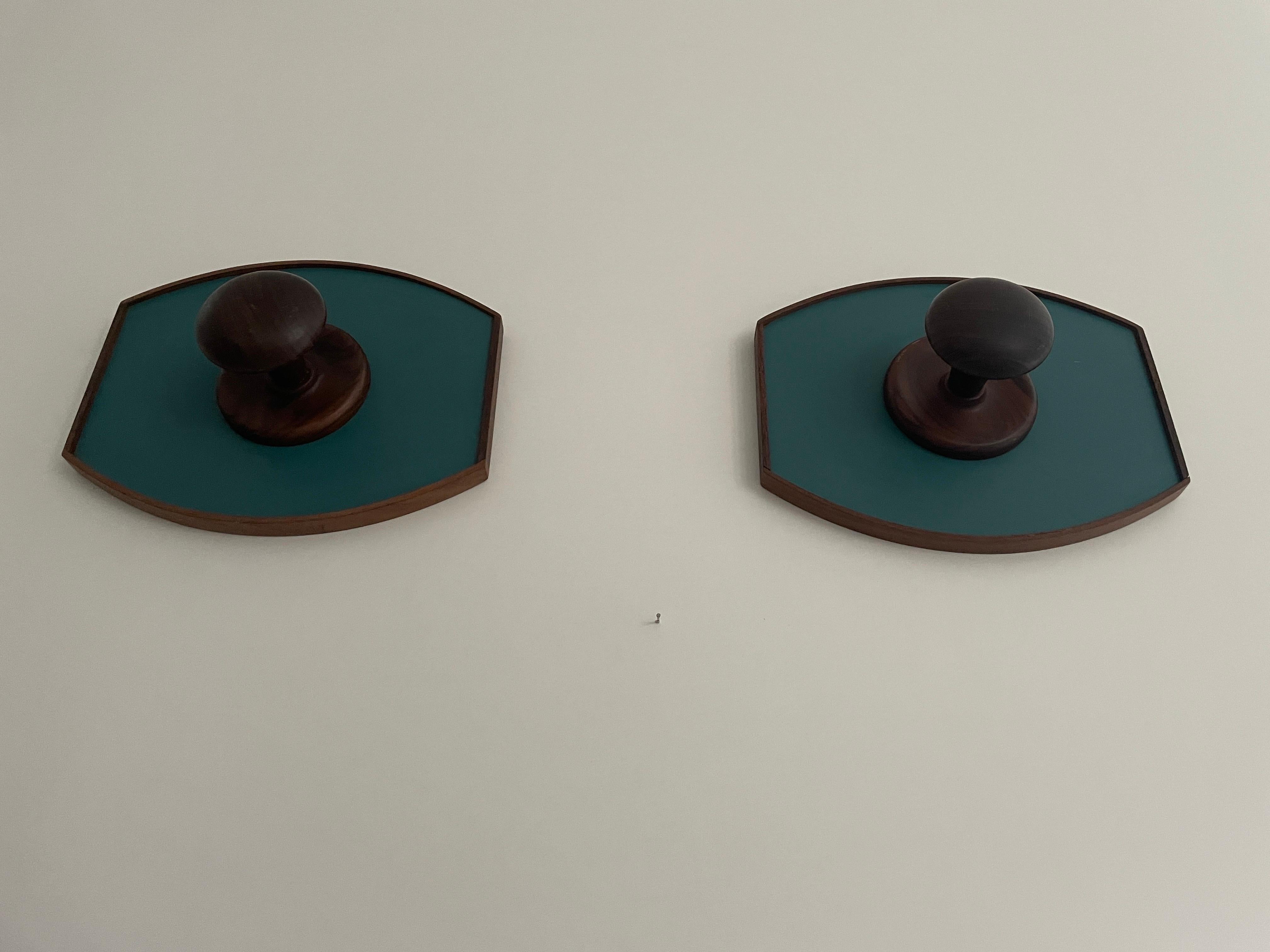 Italiano Coppia di appendiabiti in teak dal design verde, anni '60, Italia in vendita