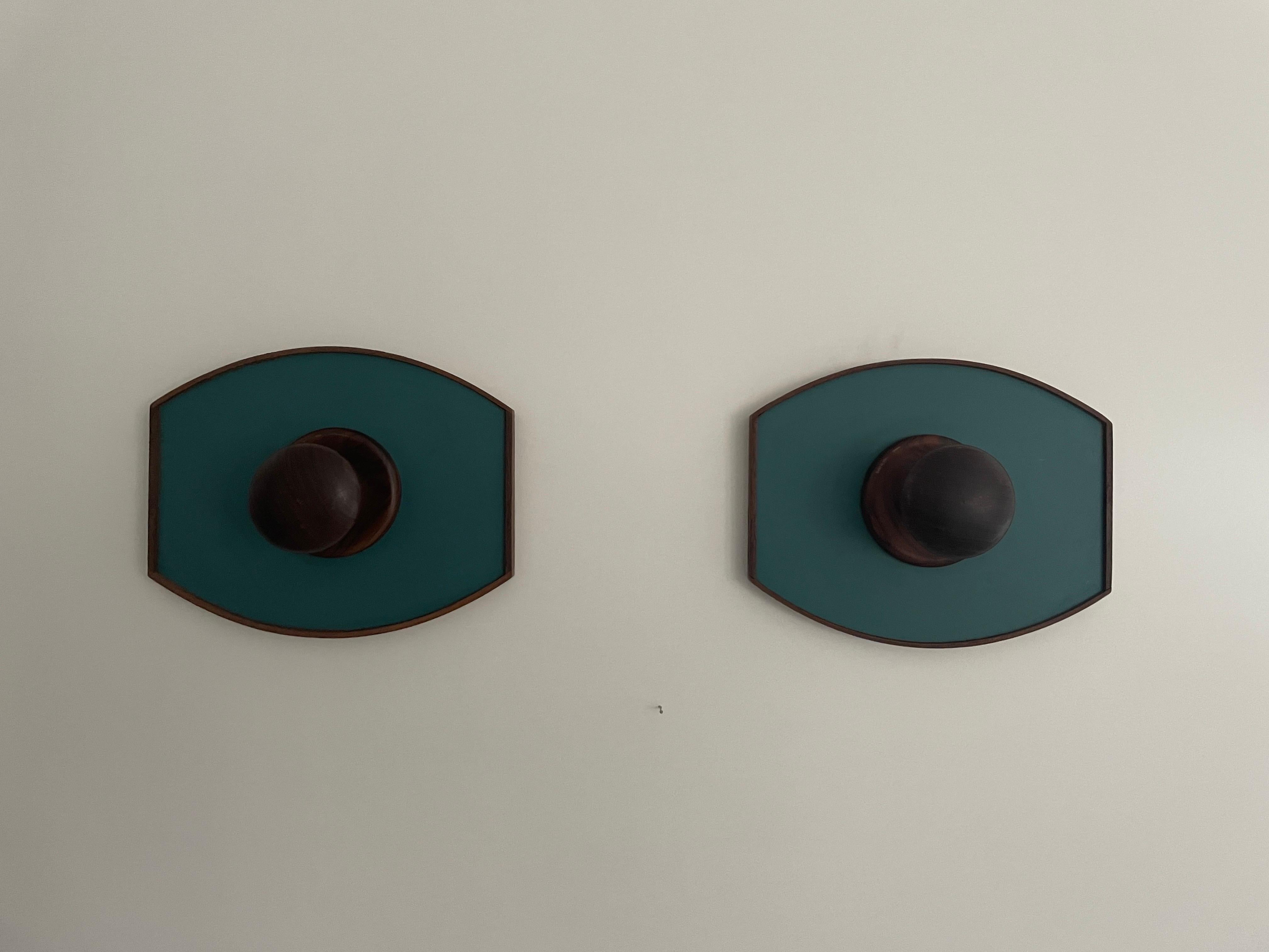 Coppia di appendiabiti in teak dal design verde, anni '60, Italia In condizioni ottime in vendita a Hagenbach, DE