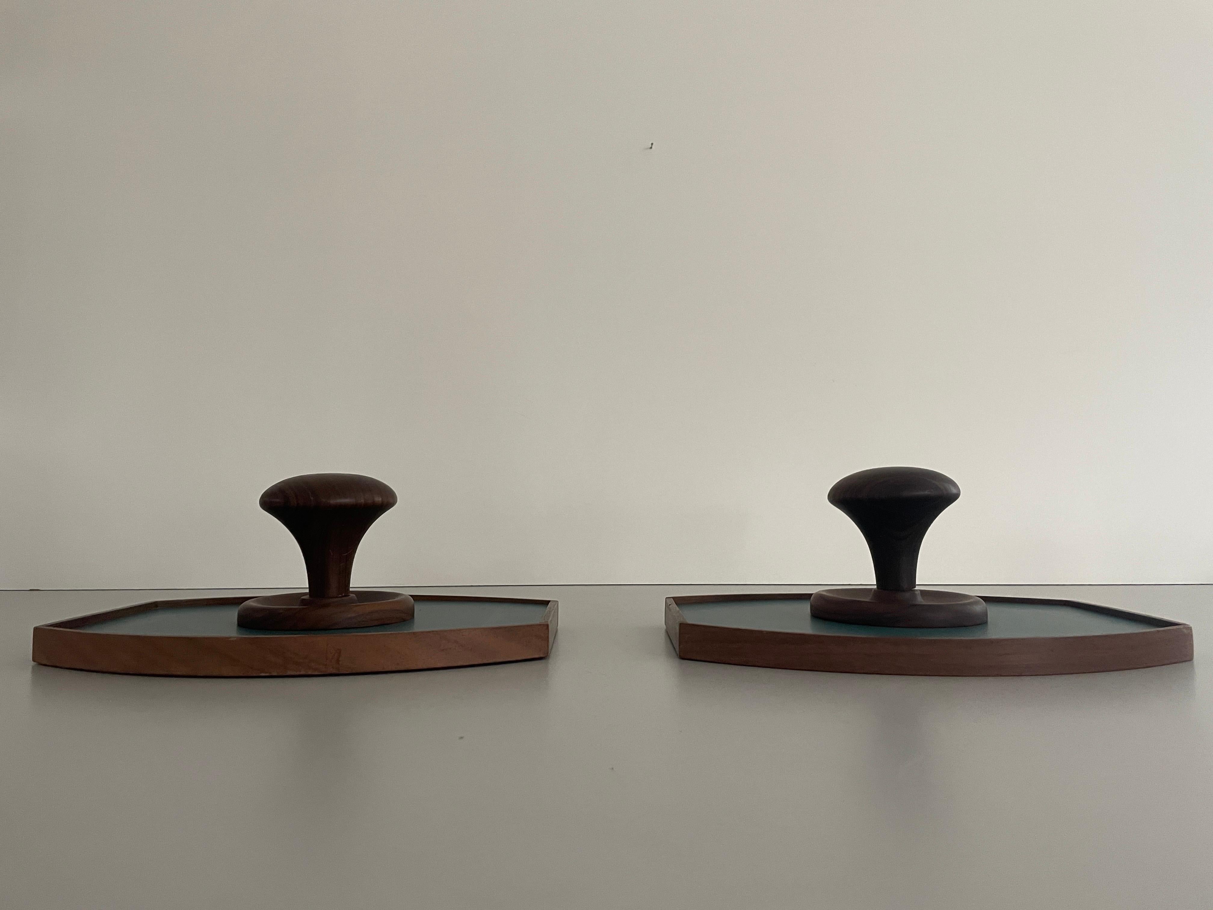 Coppia di appendiabiti in teak dal design verde, anni '60, Italia in vendita 2
