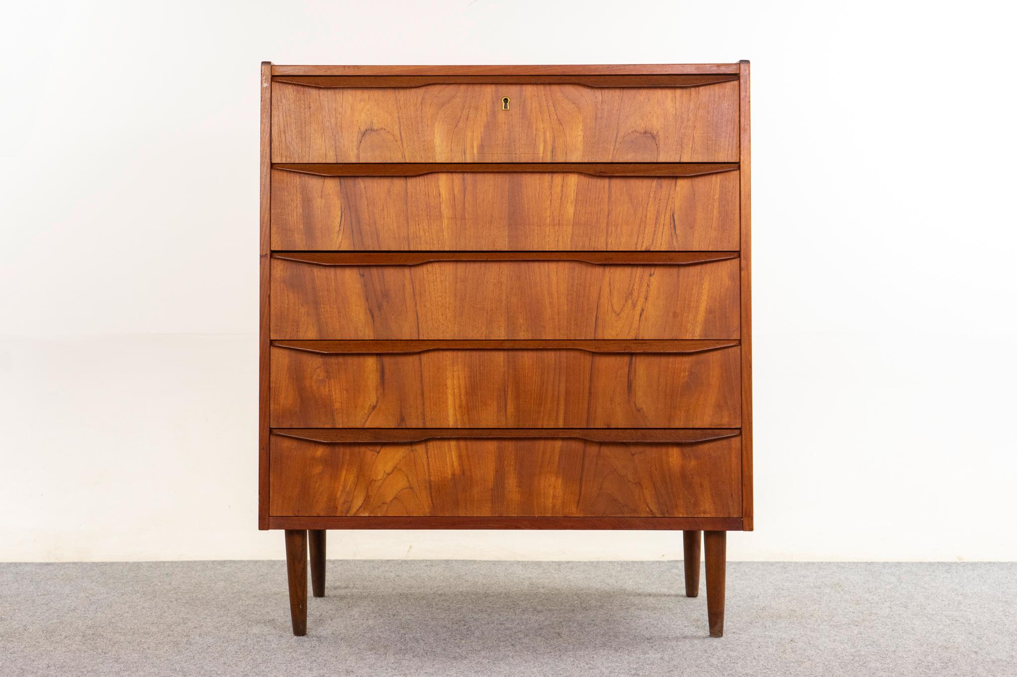 Teak Danish dresser, circa 1960's. Solid wood edging and stunning book matched veneer. Integrated, sleek drawer pulls and dovetail construction. Contrasting tapered legs.

Unrestored item with option to purchase in restored condition for an