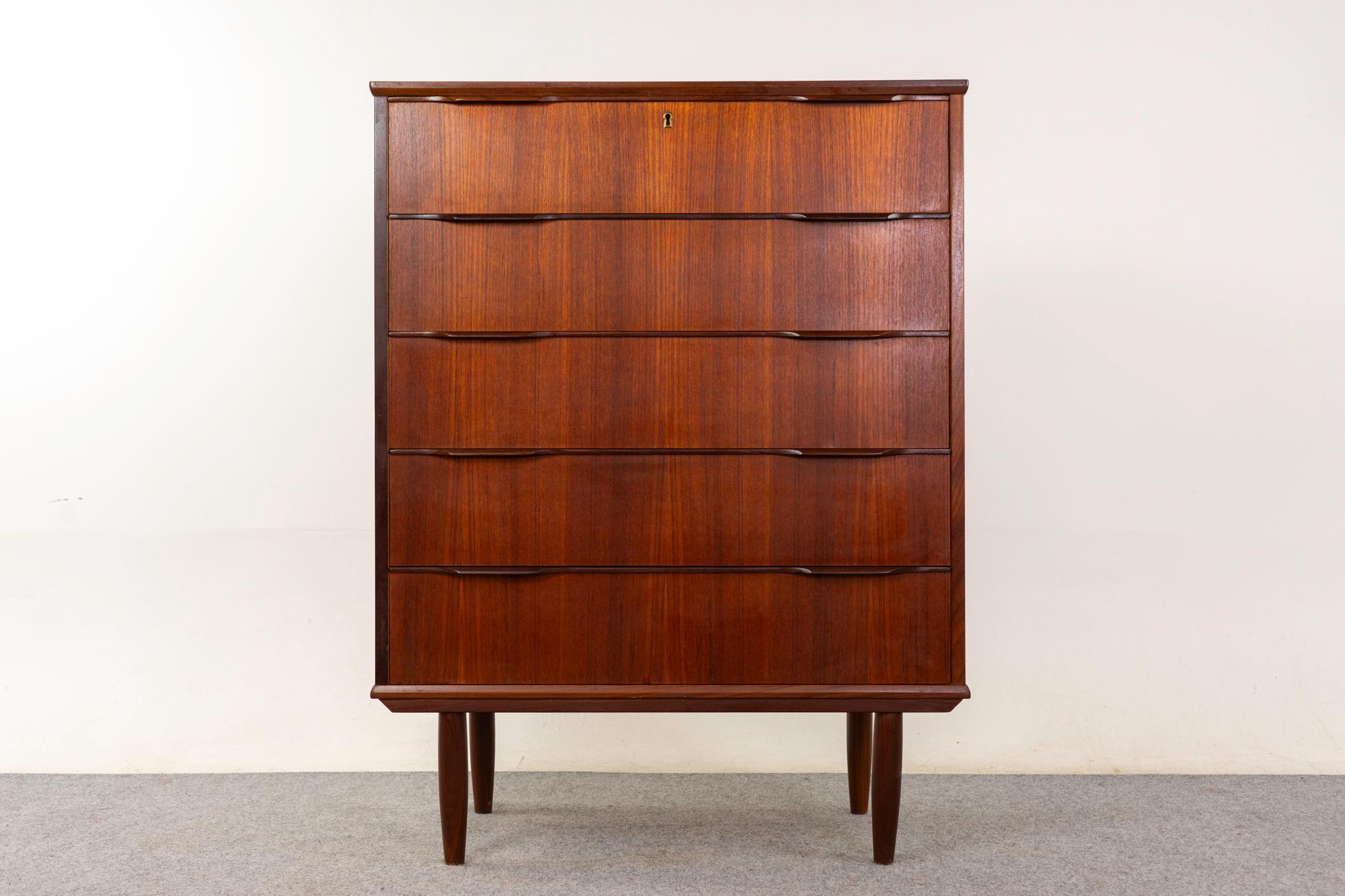 Dänische Kommode aus Teakholz, circa 1960er Jahre. Wunderschöne Massivholzkanten in kräftigem Farbton und dazu passende Furnieroberflächen. Schlanke integrierte Schubladengriffe und spitz zulaufende Beine.  

Unrestauriertes Exemplar mit der Option,
