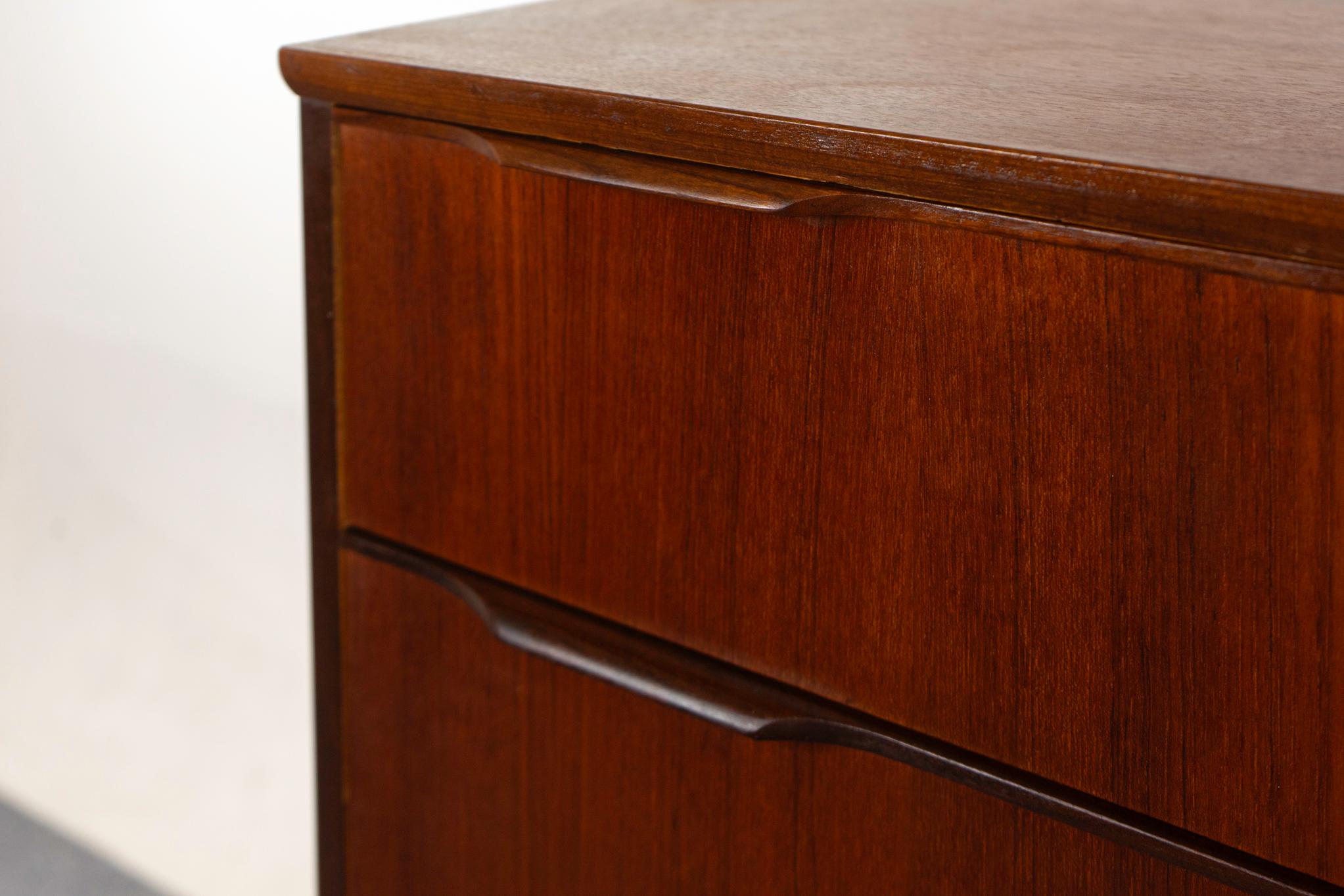 Moderne Mid-Century-Hochkommode aus Teakholz (Skandinavische Moderne)