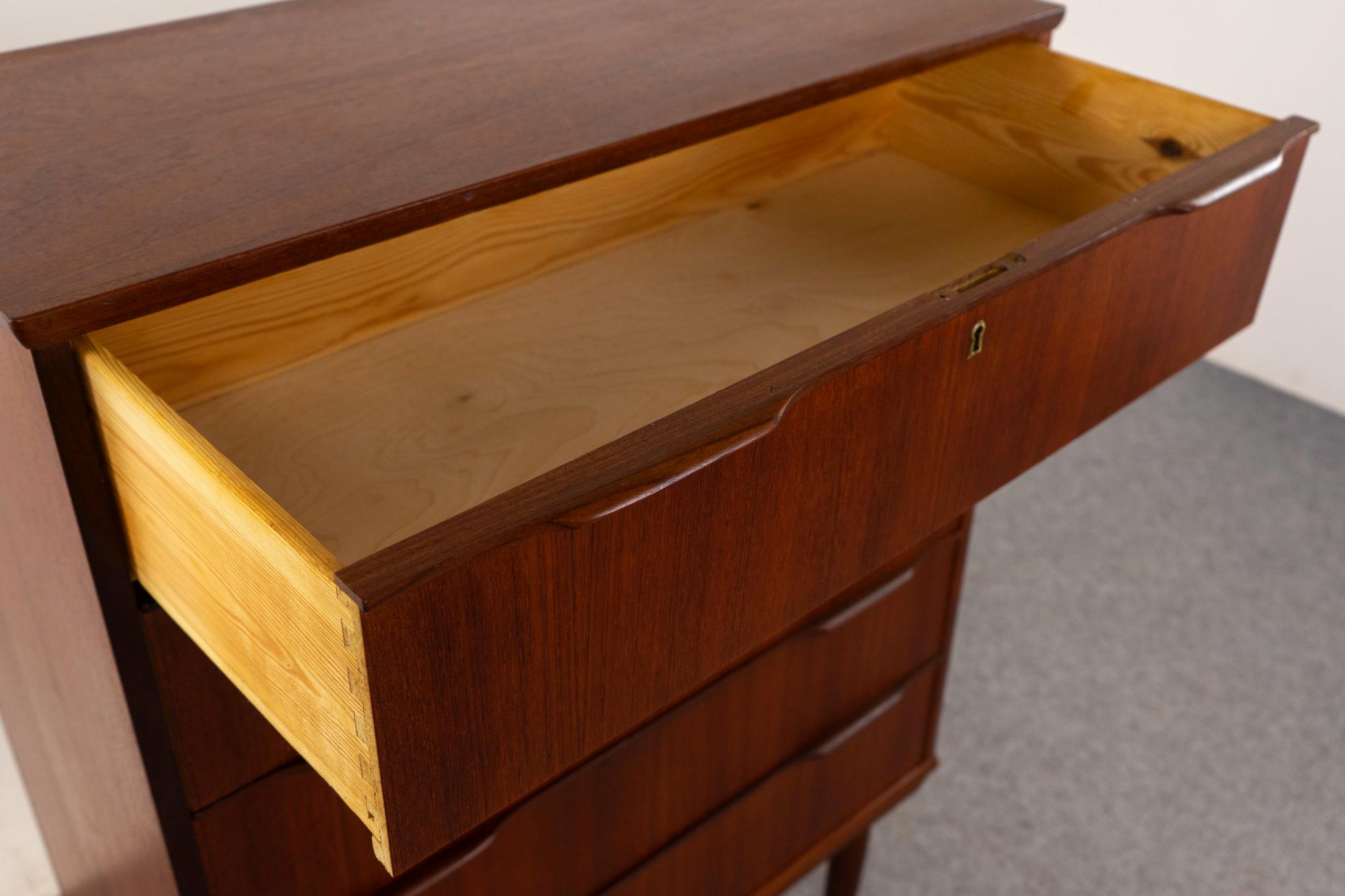 Moderne Mid-Century-Hochkommode aus Teakholz (Dänisch)