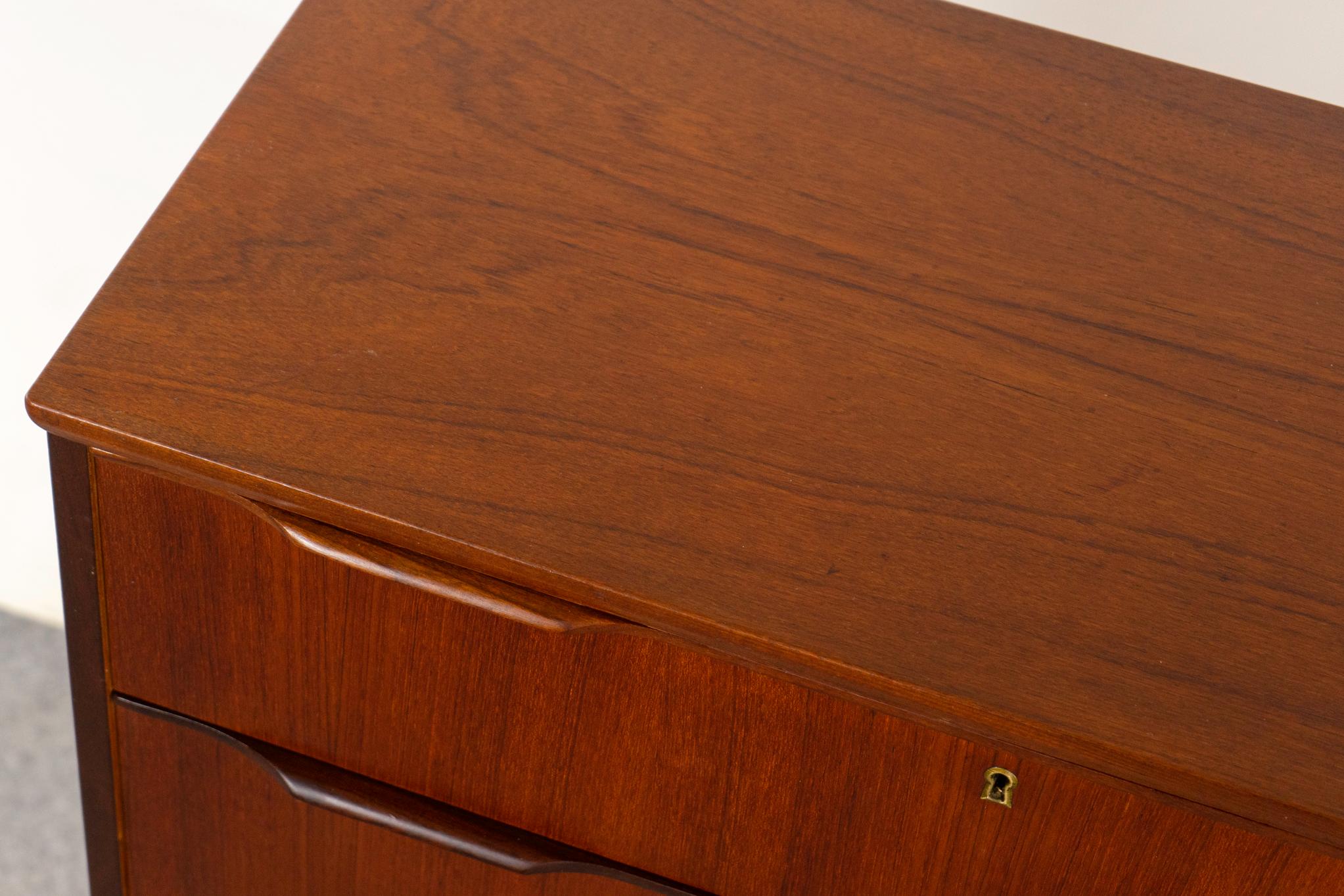 Moderne Mid-Century-Hochkommode aus Teakholz (Furnier)