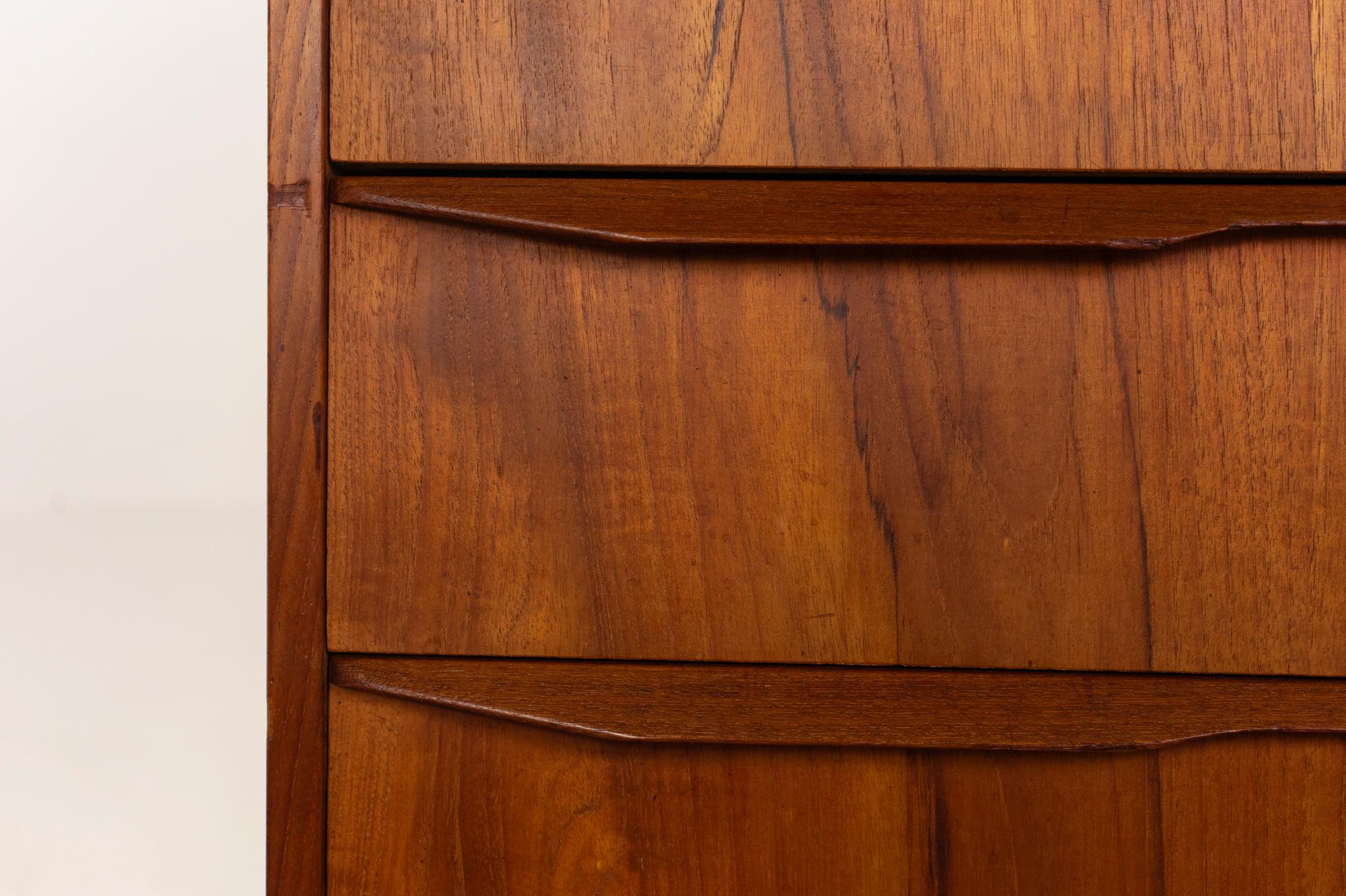 Mid-Century Modern Teak Highboy Dresser In Good Condition For Sale In VANCOUVER, CA