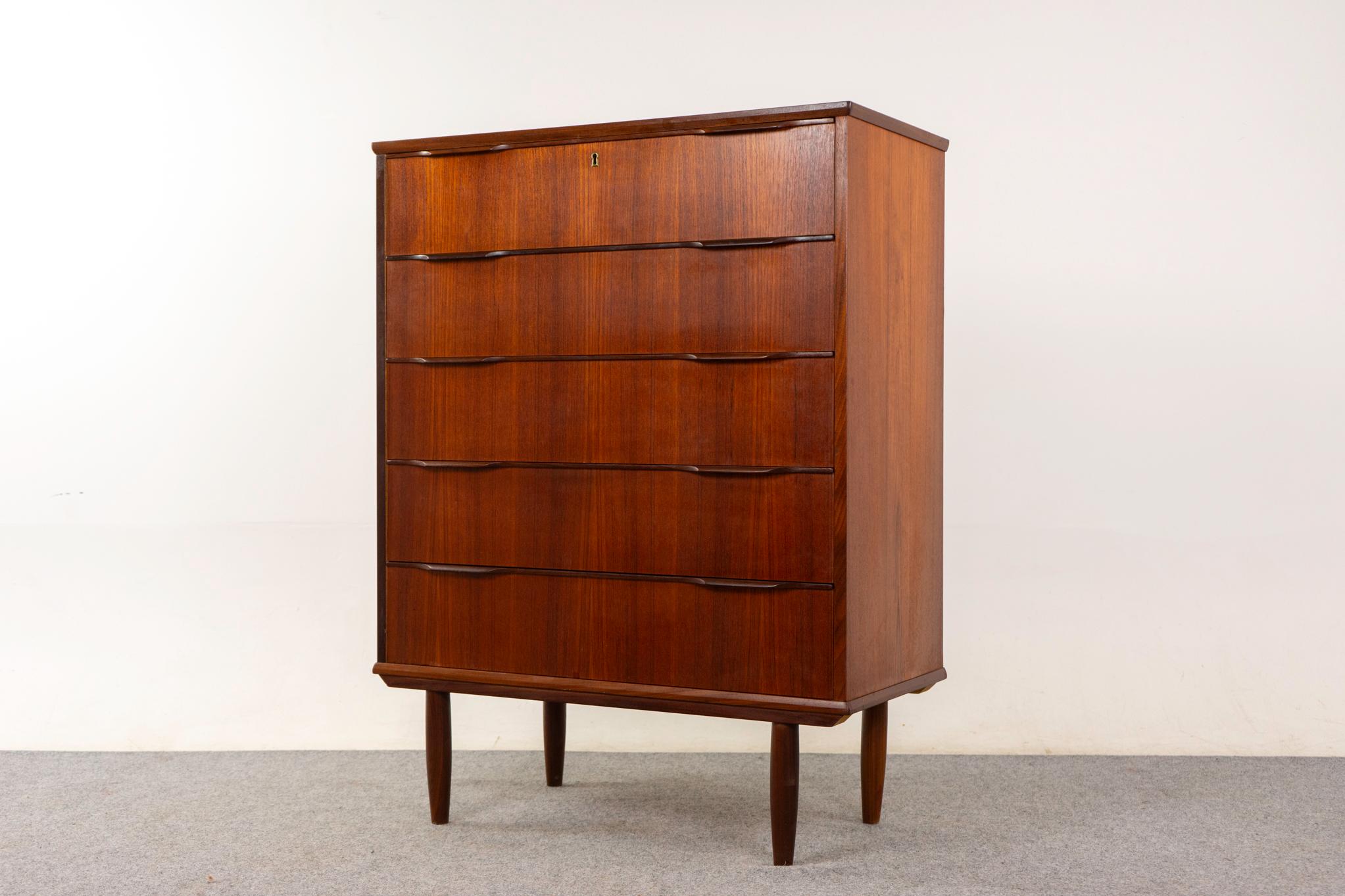 Moderne Mid-Century-Hochkommode aus Teakholz im Zustand „Gut“ in VANCOUVER, CA