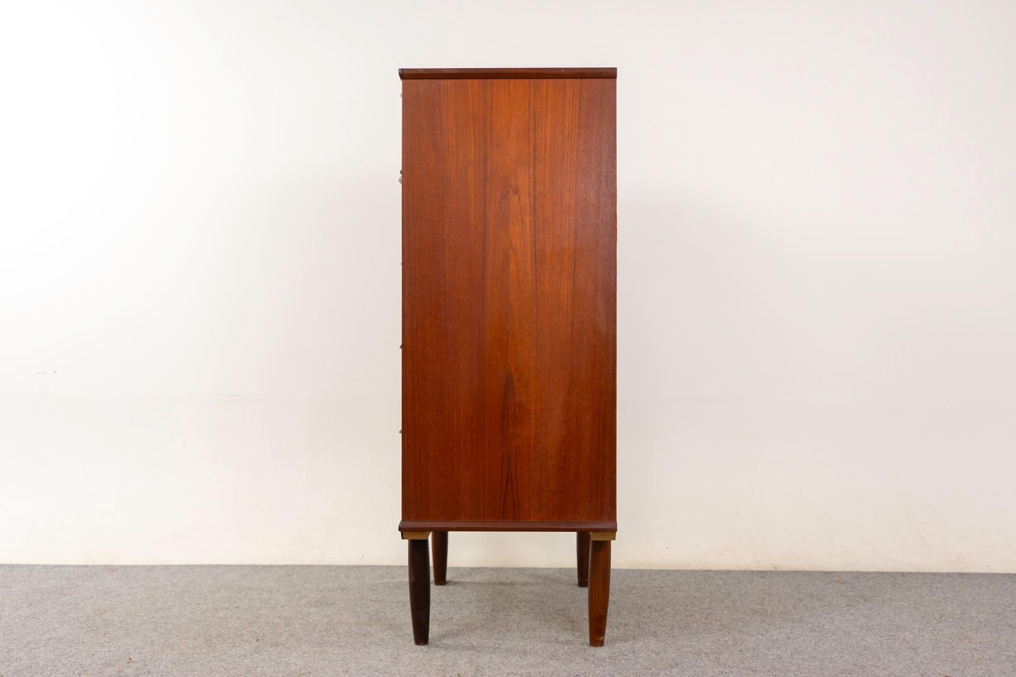 Moderne Mid-Century-Hochkommode aus Teakholz (Mitte des 20. Jahrhunderts)