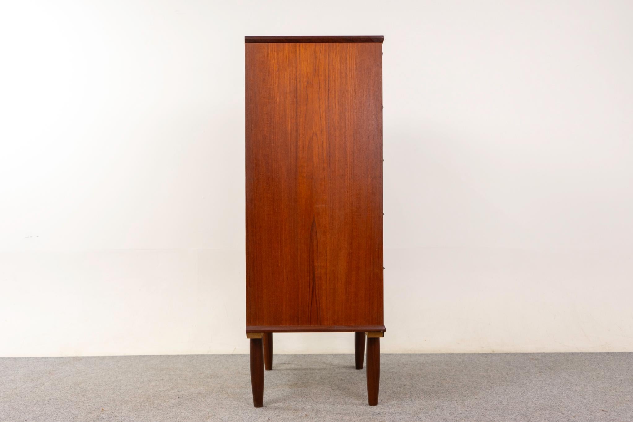 Moderne Mid-Century-Hochkommode aus Teakholz 2