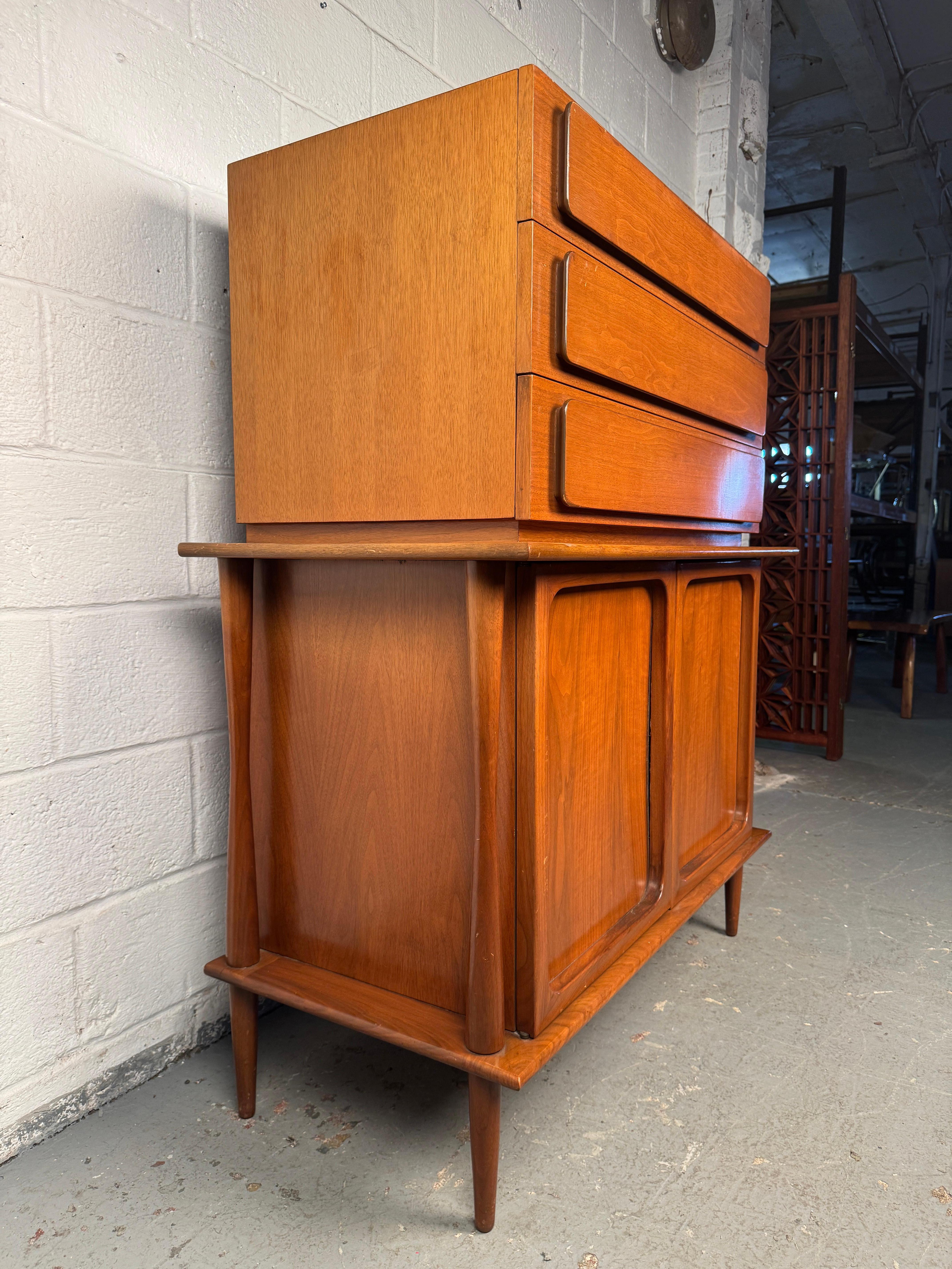Mid-Century Modern Teak Highboy In Good Condition For Sale In Brooklyn, NY
