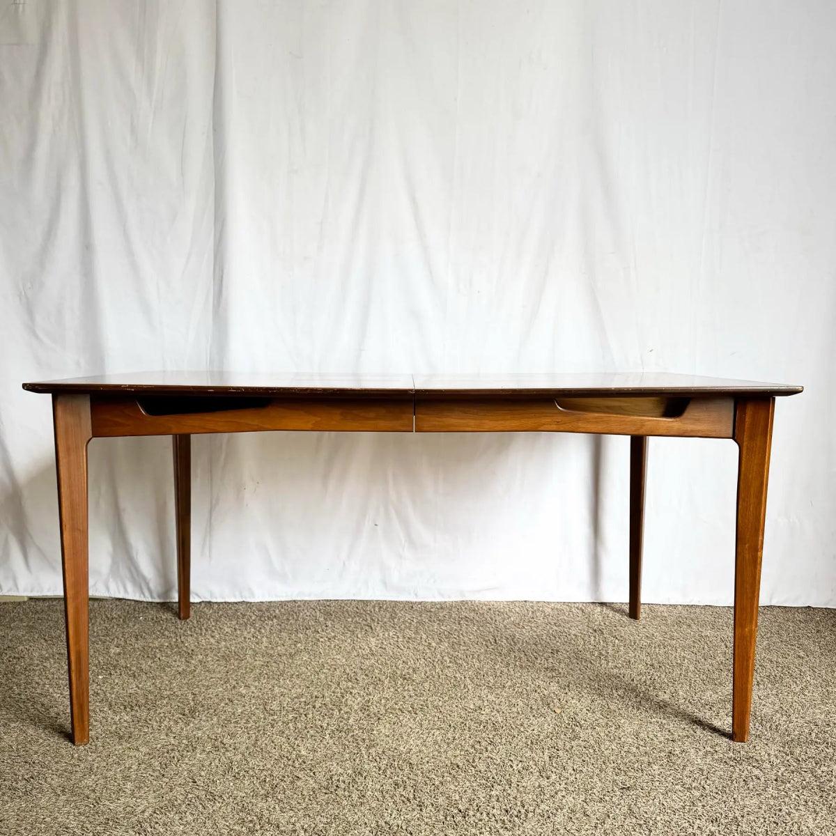 Mesa de comedor moderna de mediados de siglo con incrustaciones de teca y roble en venta 4