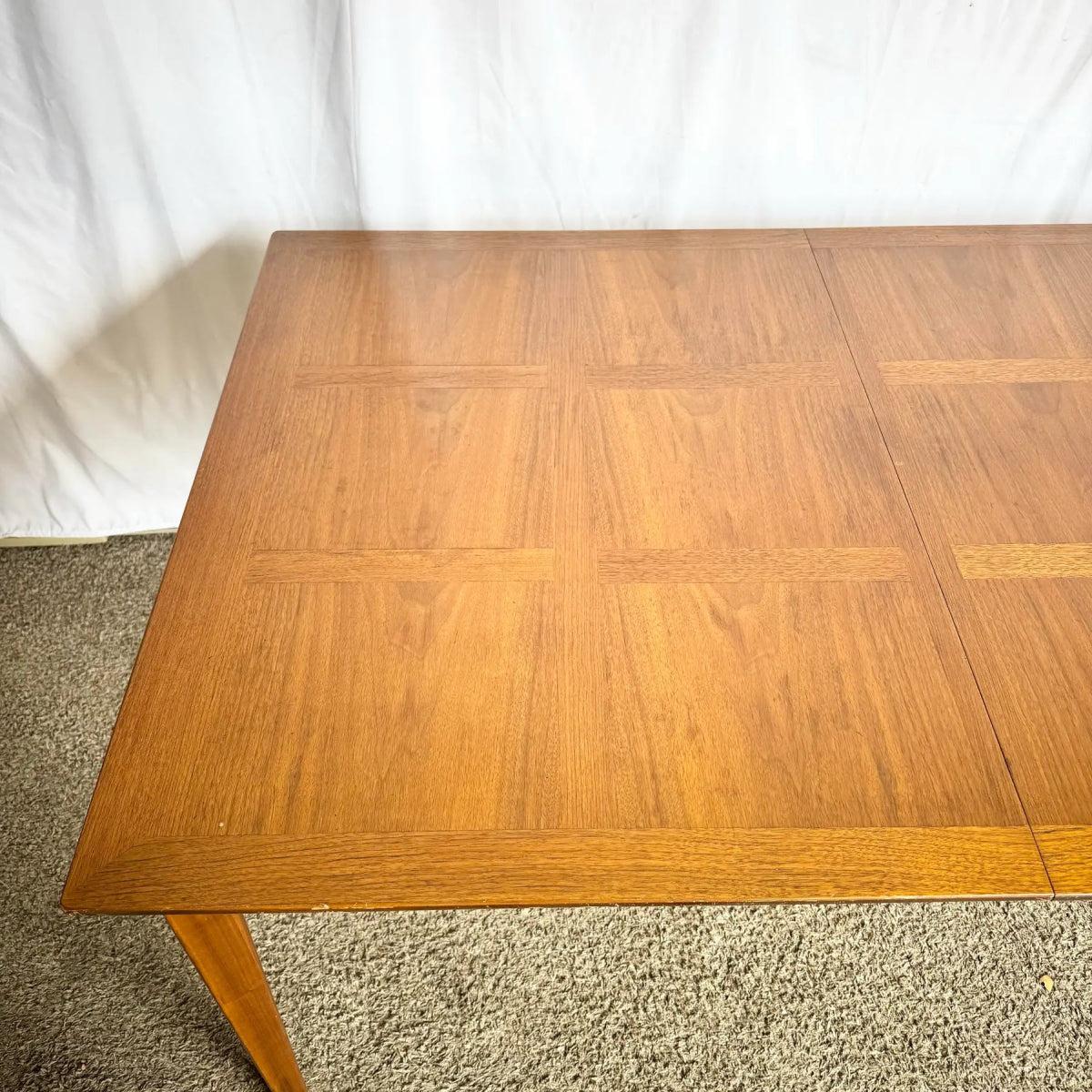 La mesa de comedor de roble con incrustaciones de teca de mediados de siglo combina el arte de la teca con la estructura de roble para crear un comedor escultural y refinado, perfecto para los interiores de mediados de siglo.
 

 Vendemos artículos