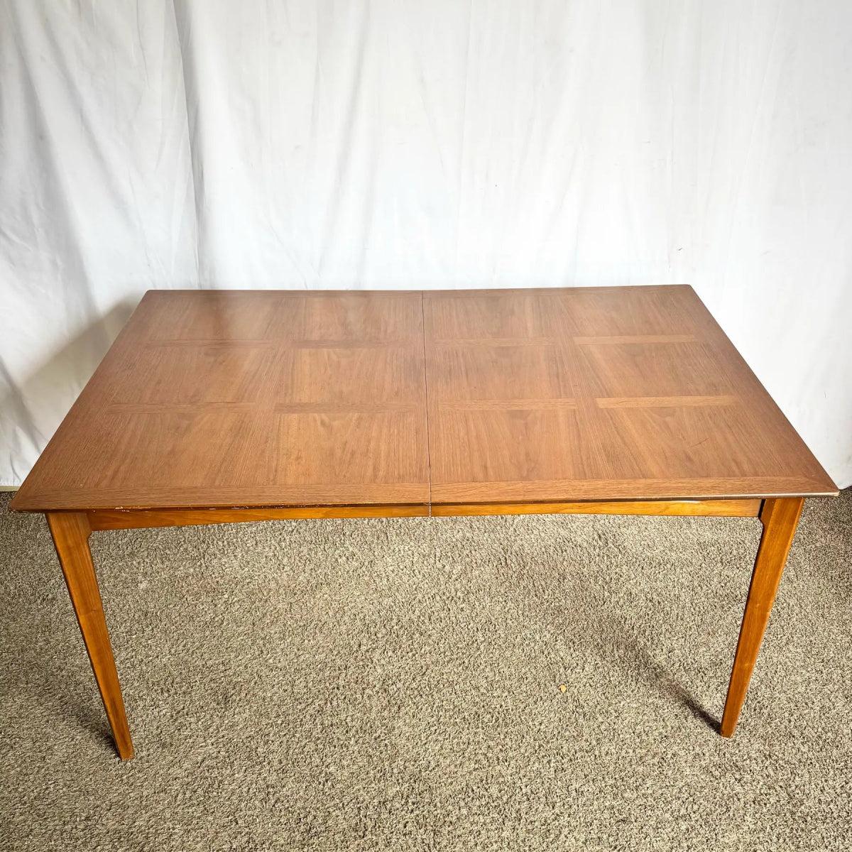 Mesa de comedor moderna de mediados de siglo con incrustaciones de teca y roble Estadounidense en venta