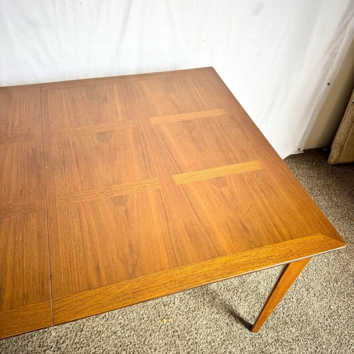 Mesa de comedor moderna de mediados de siglo con incrustaciones de teca y roble en Bueno estado para la venta en Delray Beach, FL