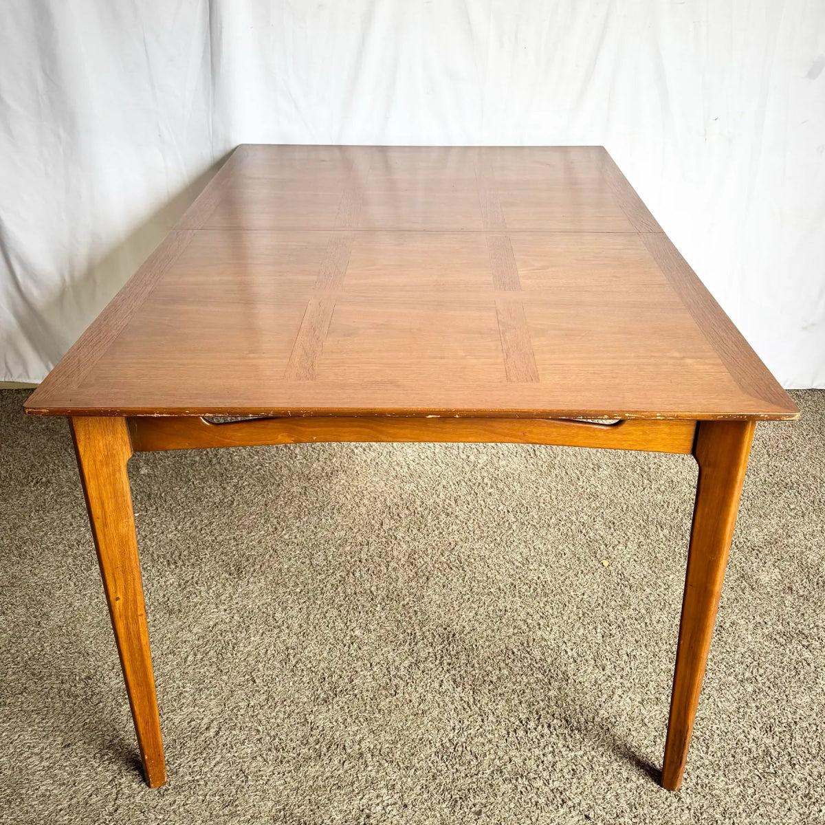 Mesa de comedor moderna de mediados de siglo con incrustaciones de teca y roble en venta 1