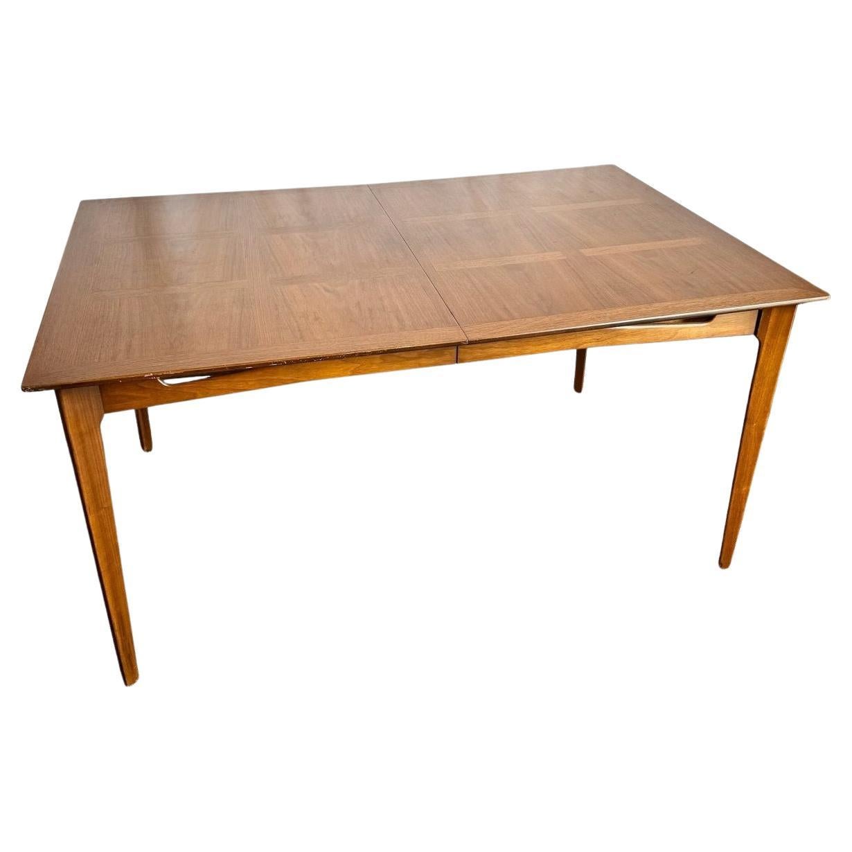 Mesa de comedor moderna de mediados de siglo con incrustaciones de teca y roble en venta
