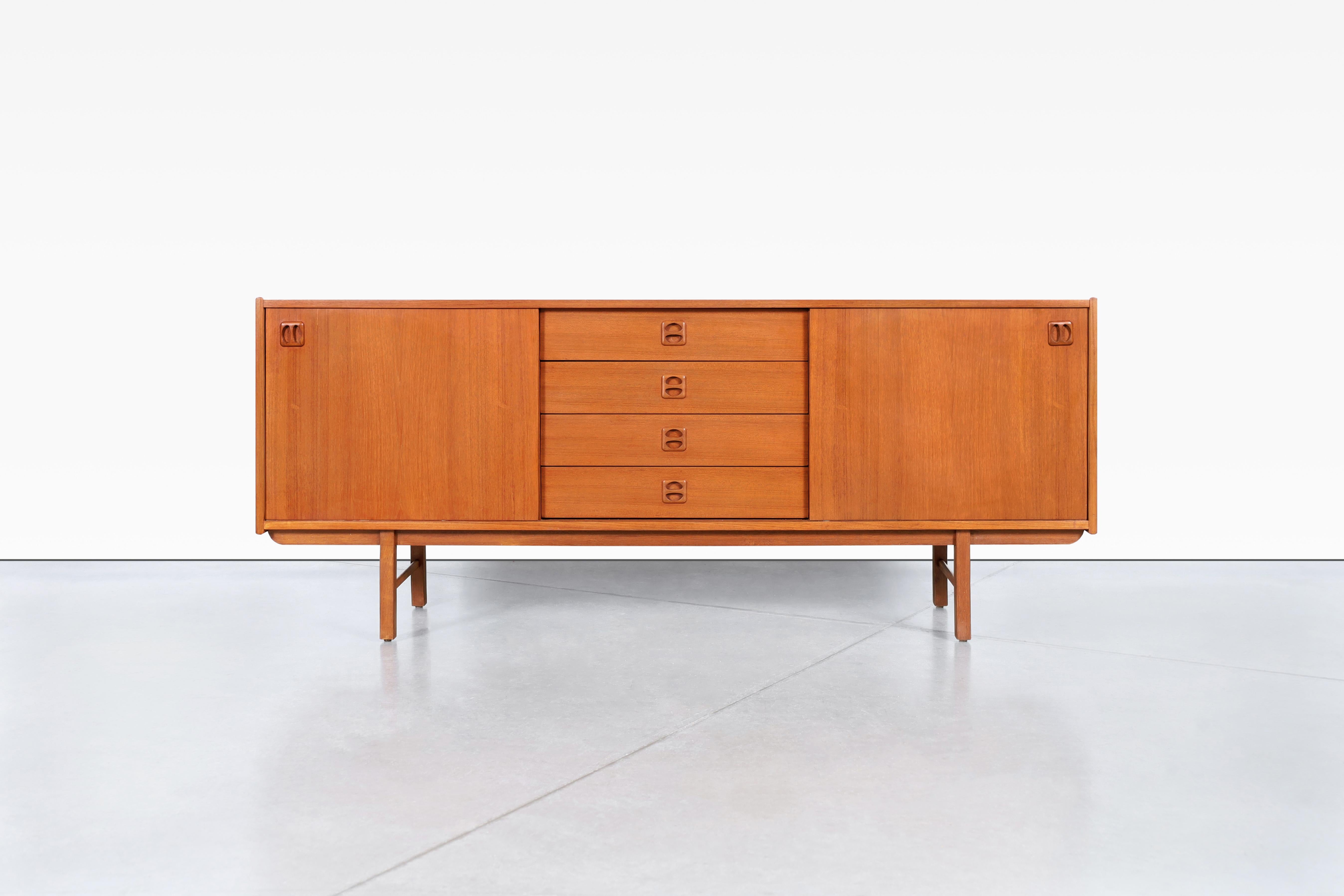 Dieses von Erik Wortz für Ikea Möbel entworfene Teakholz-Credenza aus der Mitte des Jahrhunderts verkörpert die zeitlose Eleganz des skandinavischen Designs. Das aus den 1960er Jahren stammende Stück aus der berühmten Korsor-Kollektion ist bei