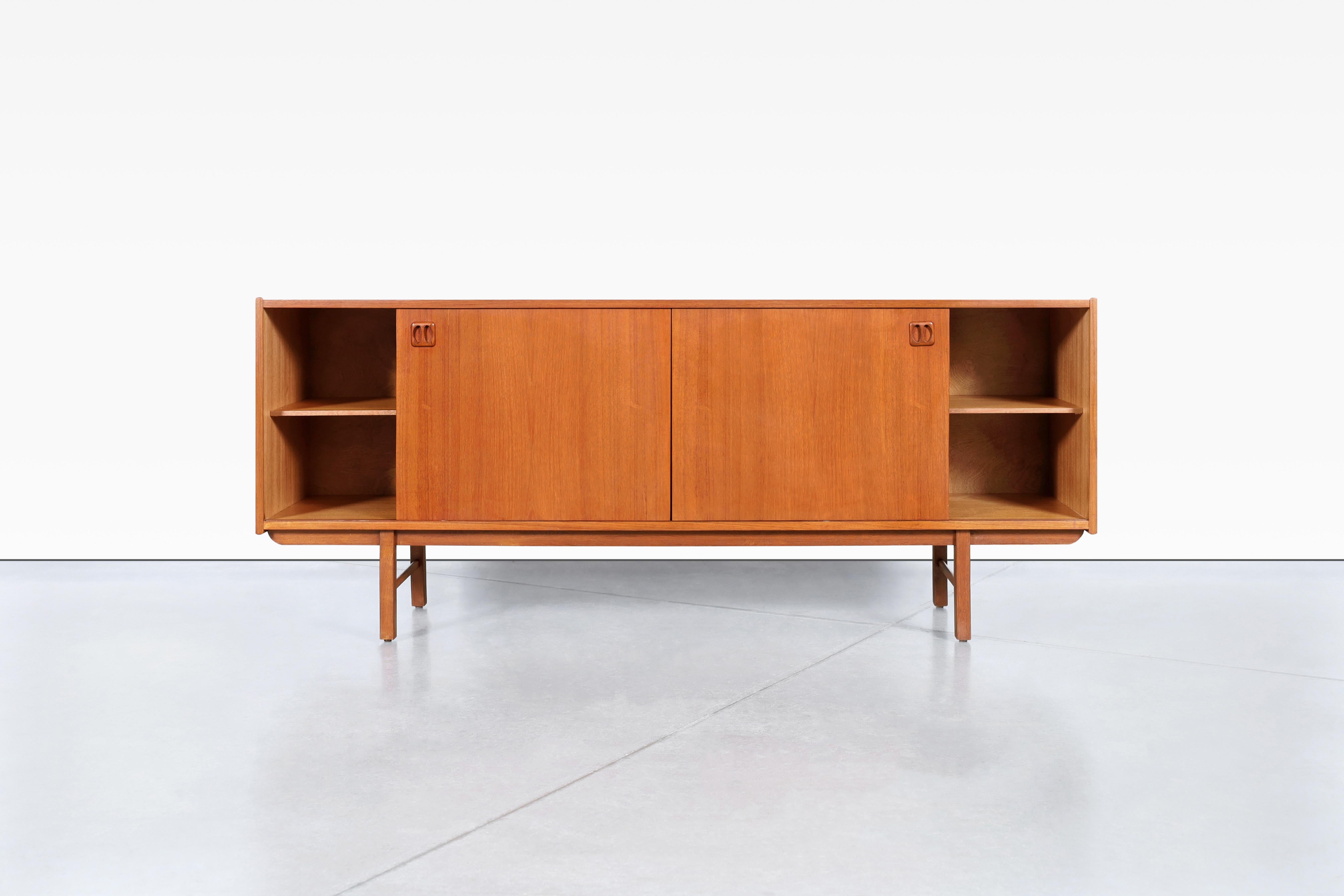 Moderne Teakholz-Anrichte „Korsor“ von Erik Wortz aus der Mitte des Jahrhunderts (Moderne der Mitte des Jahrhunderts) im Angebot