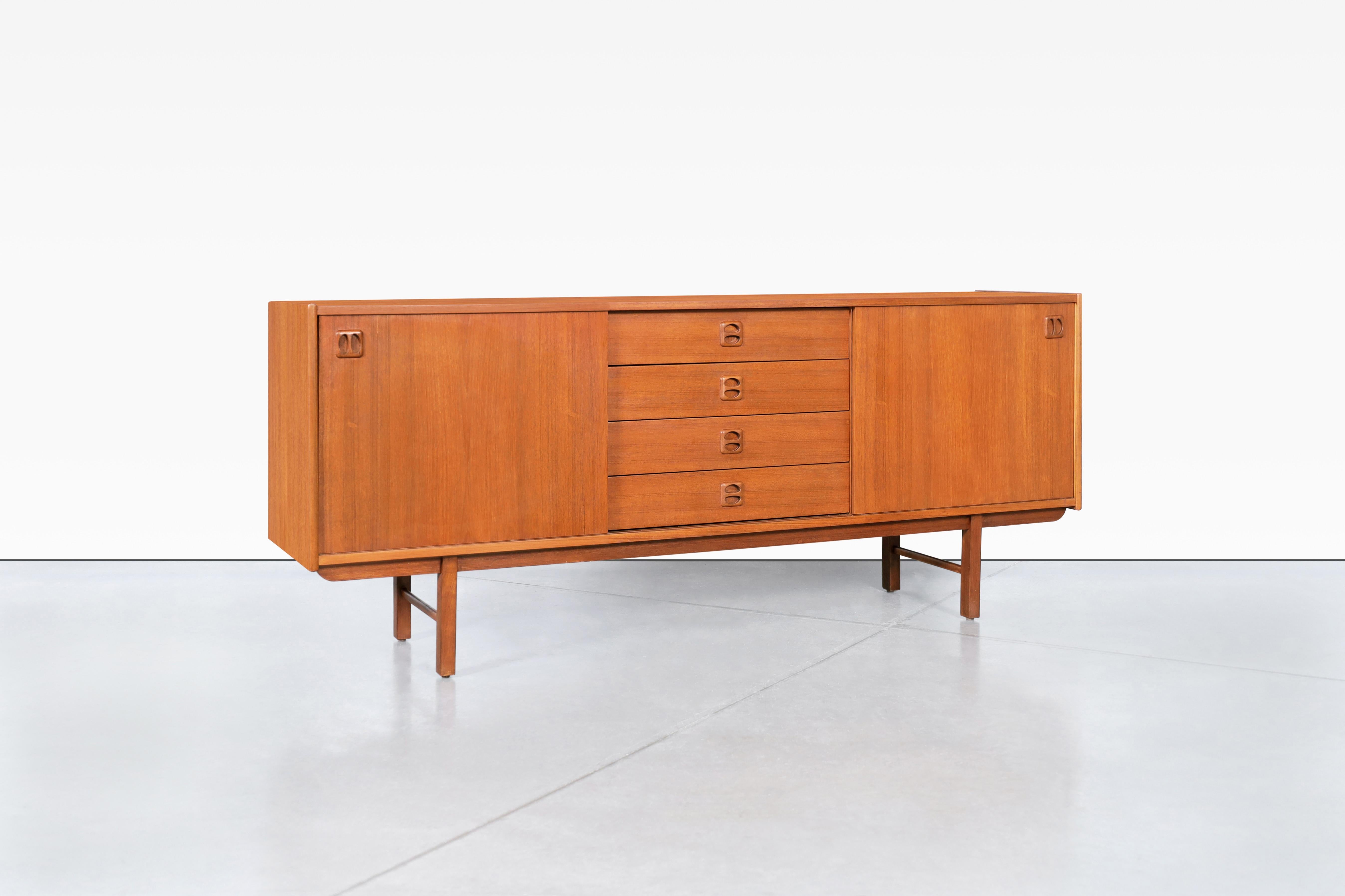 Moderne Teakholz-Anrichte „Korsor“ von Erik Wortz aus der Mitte des Jahrhunderts im Zustand „Hervorragend“ im Angebot in North Hollywood, CA