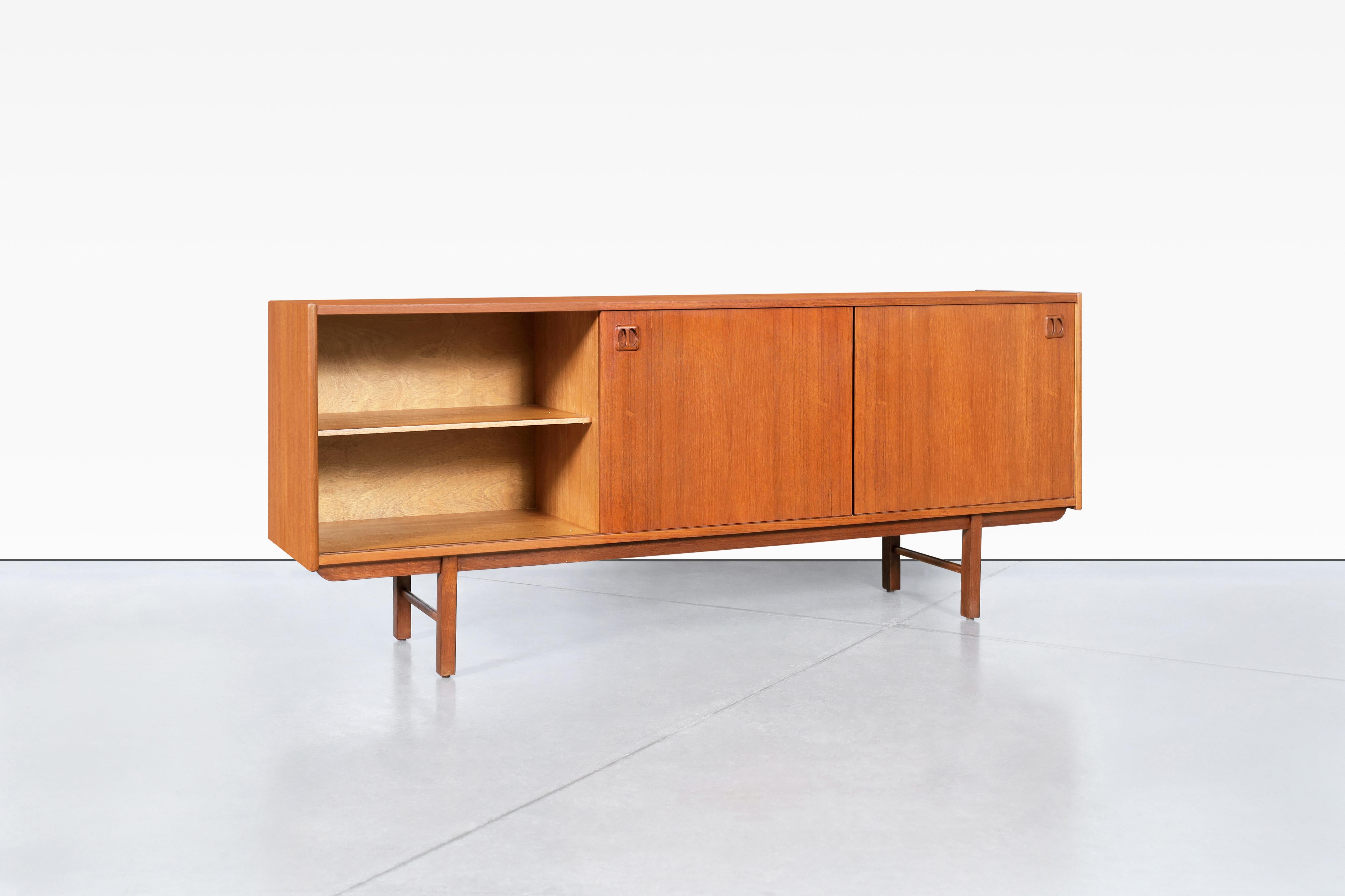 Moderne Teakholz-Anrichte „Korsor“ von Erik Wortz aus der Mitte des Jahrhunderts im Angebot 1