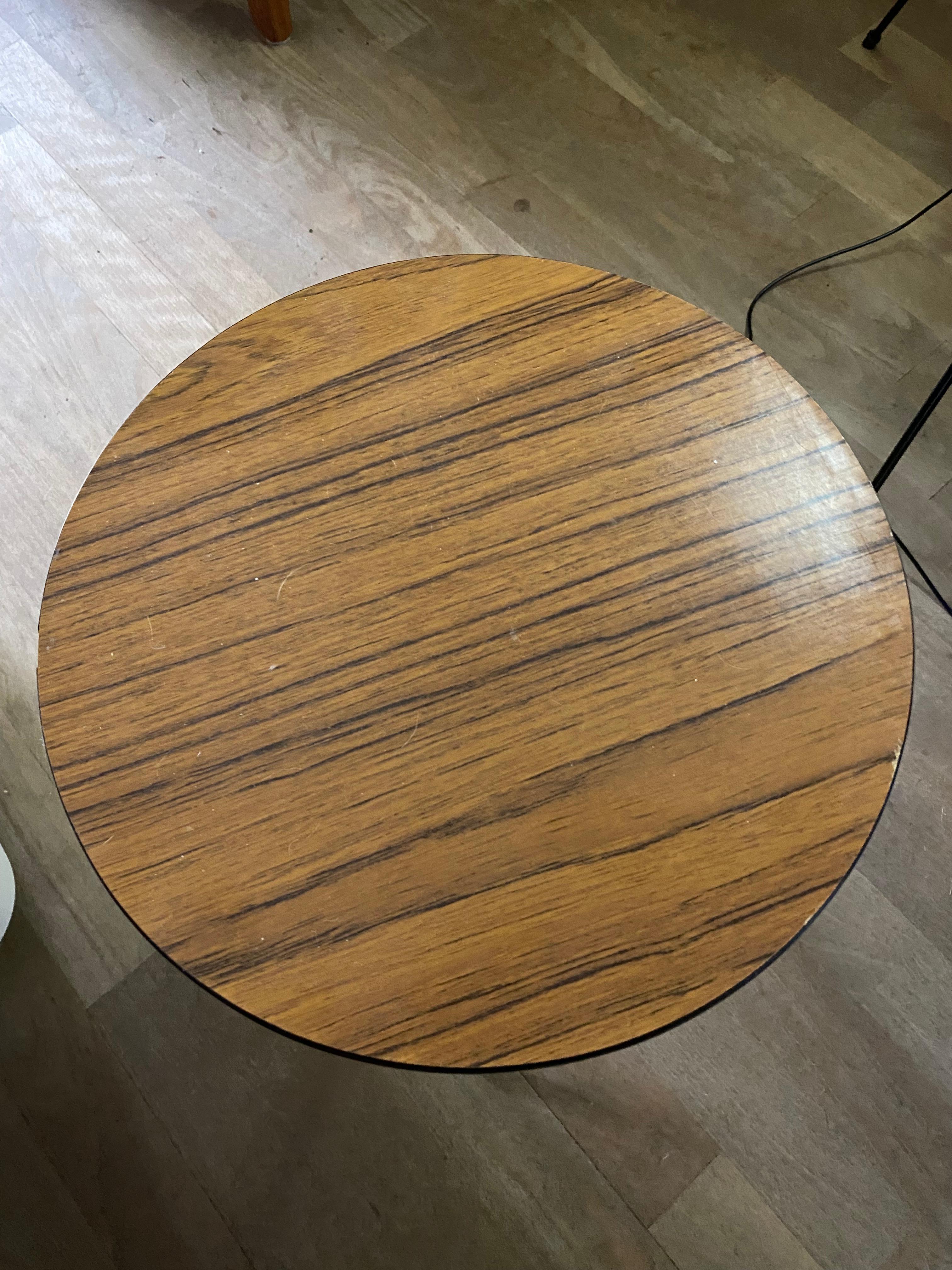Mid-Century Modern Teak Laminated Tripod Side Table In Fair Condition For Sale In Waddinxveen, ZH