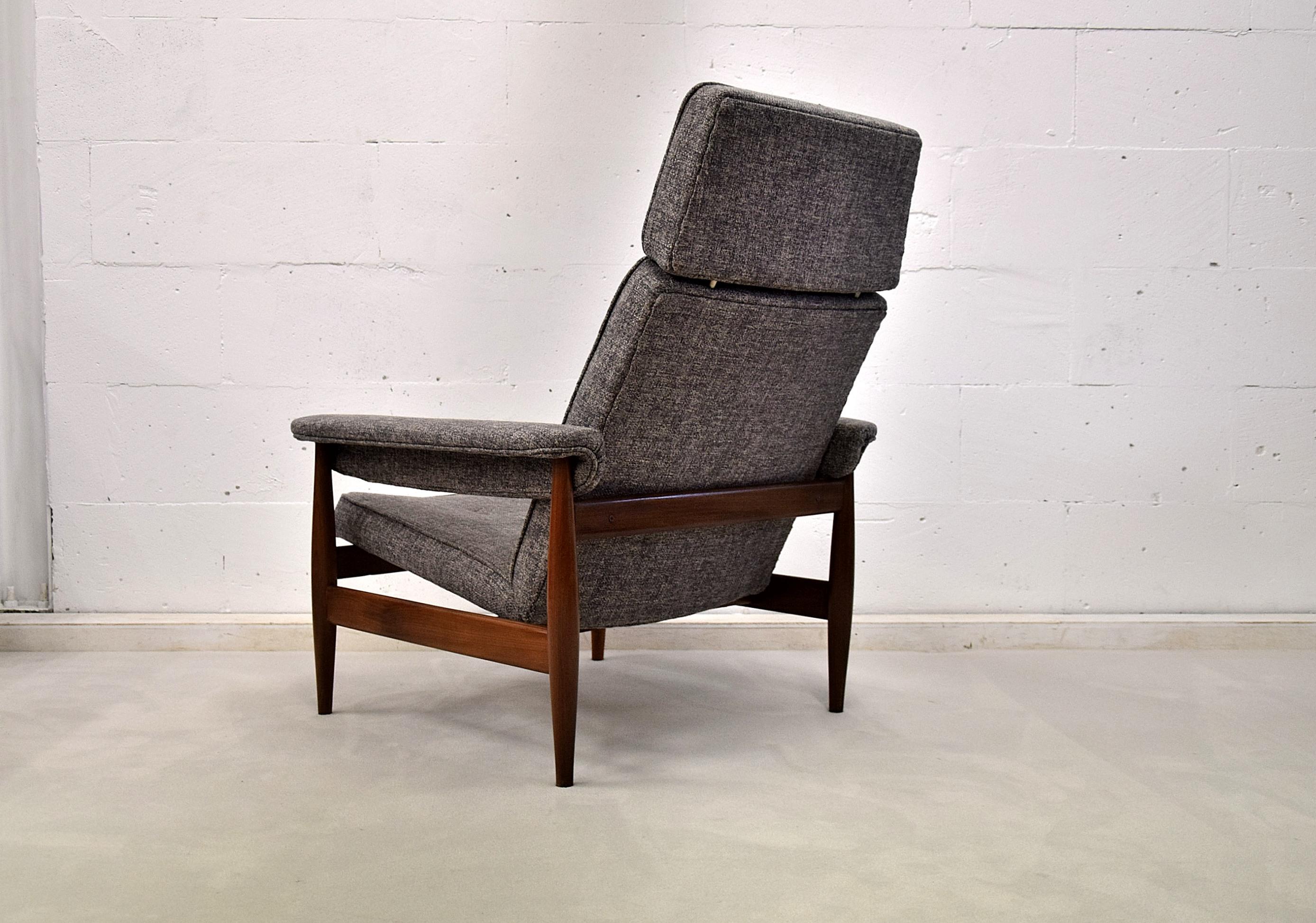 Mid century modern teak lounge chair For Sale 4