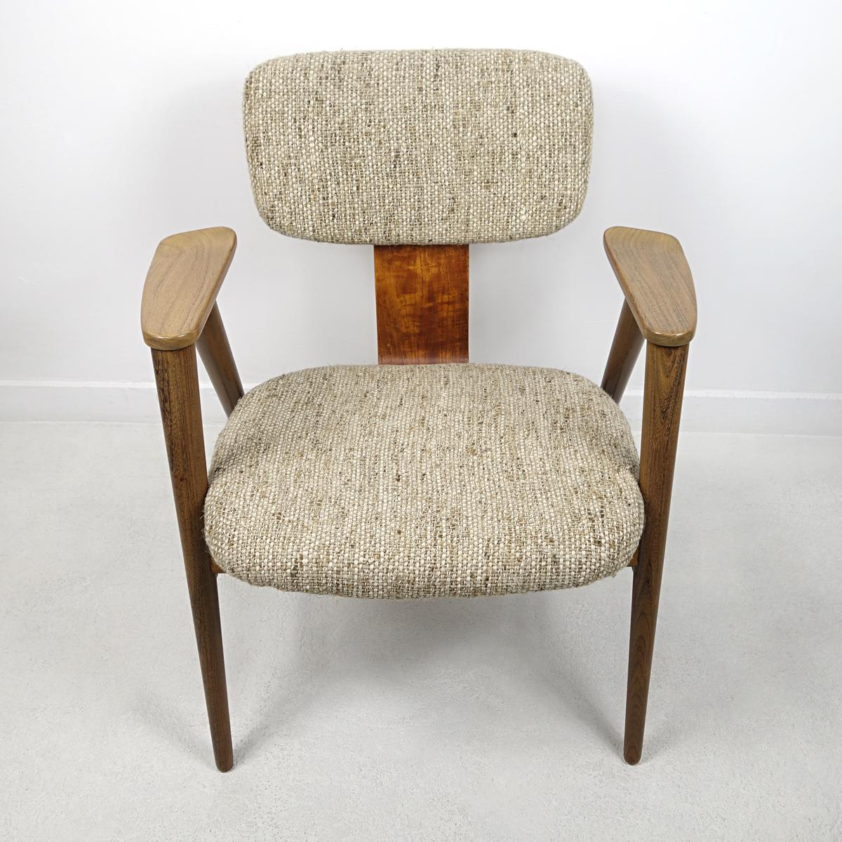 Elegance and beauty arre the words that describe this chair best. It was designed by Cees Braakman for the famous Dutch Pastoe label.
The chair has a frame of teak wood and has been reupholstered by us.