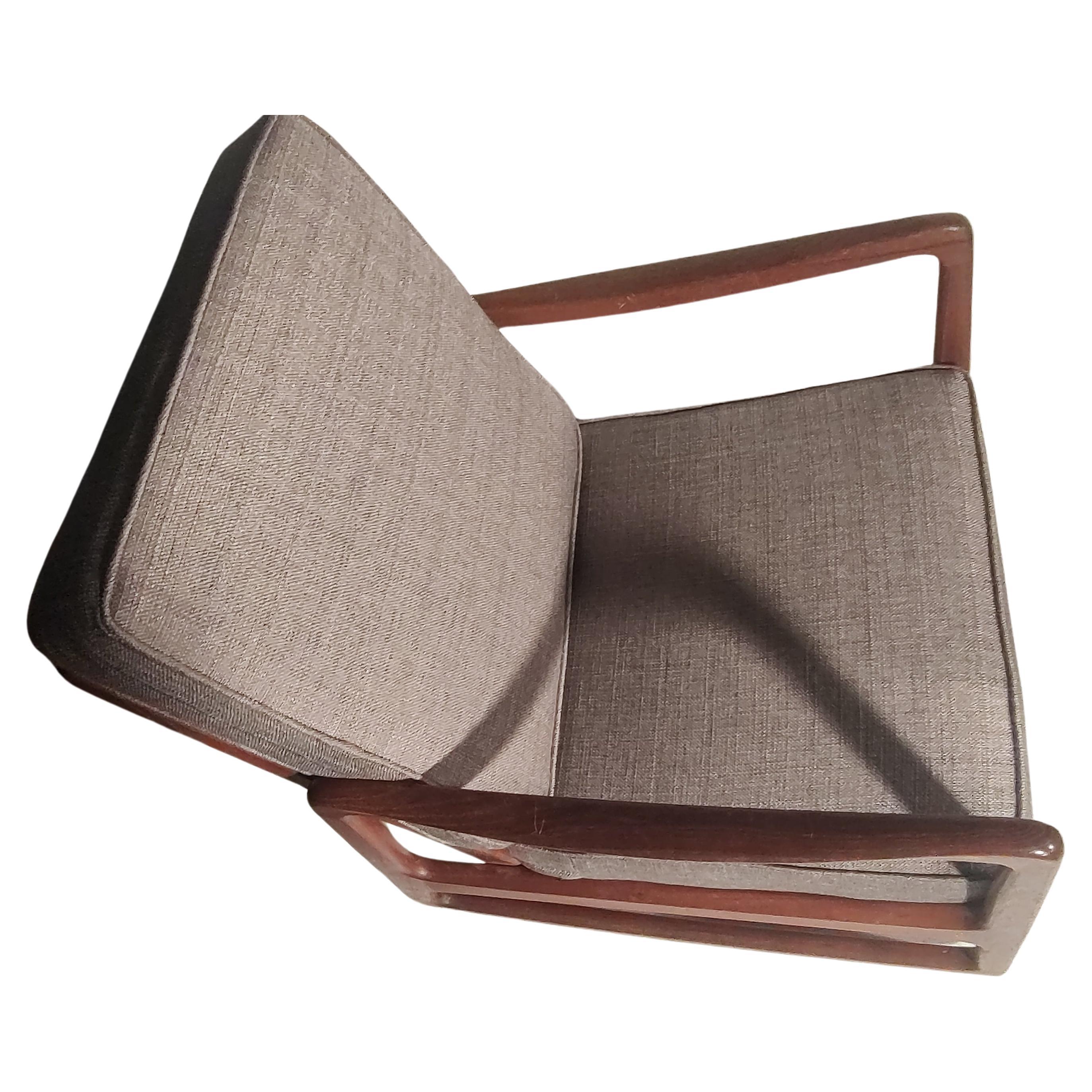 Fabelhaftes Paar restaurierter Teakholz-Loungesessel, von denen einer ein Sessel und der andere eine Wippe ist. In ausgezeichnetem Vintage-Zustand mit minimalen Abnutzungserscheinungen, brandneuen Kissen, Schaumstoff, etc. Sehr gemütlich. Teakholz