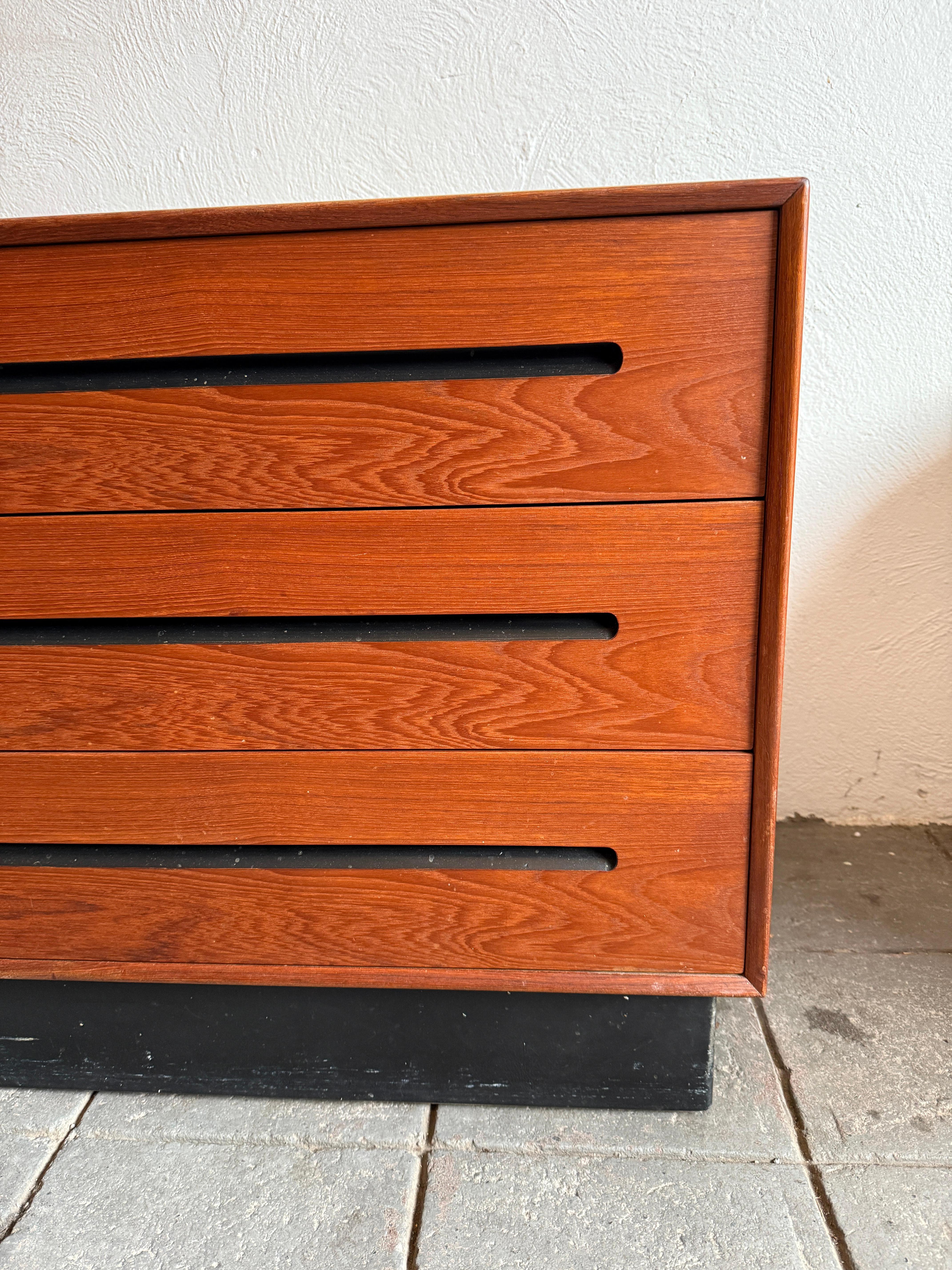 Scandinavian Modern Mid Century Modern Teak low long 6 drawer dresser by Westnofa Norway For Sale