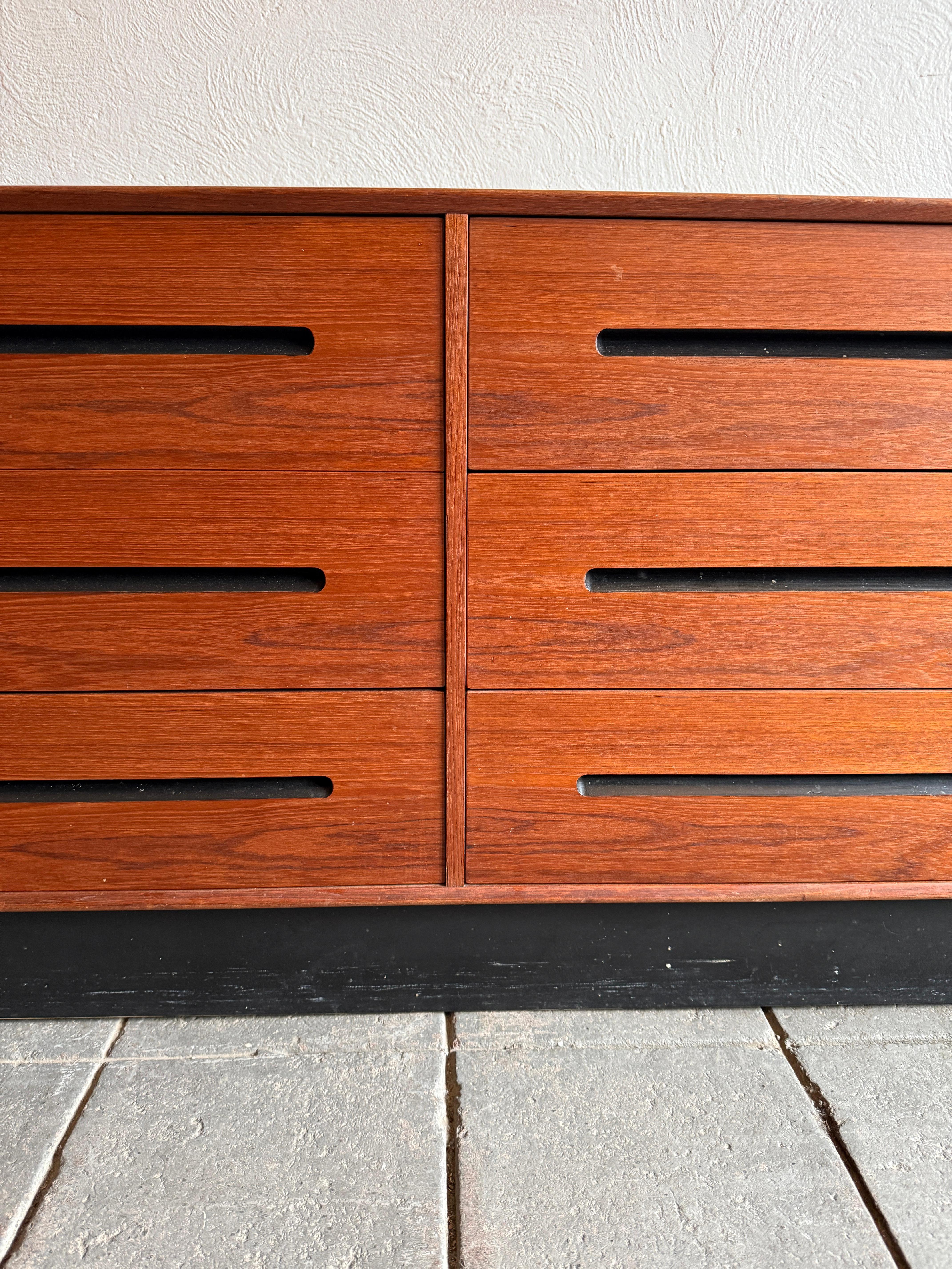 Mid Century Modern Teak low long 6 drawer dresser by Westnofa Norway In Good Condition For Sale In Brooklyn, NY
