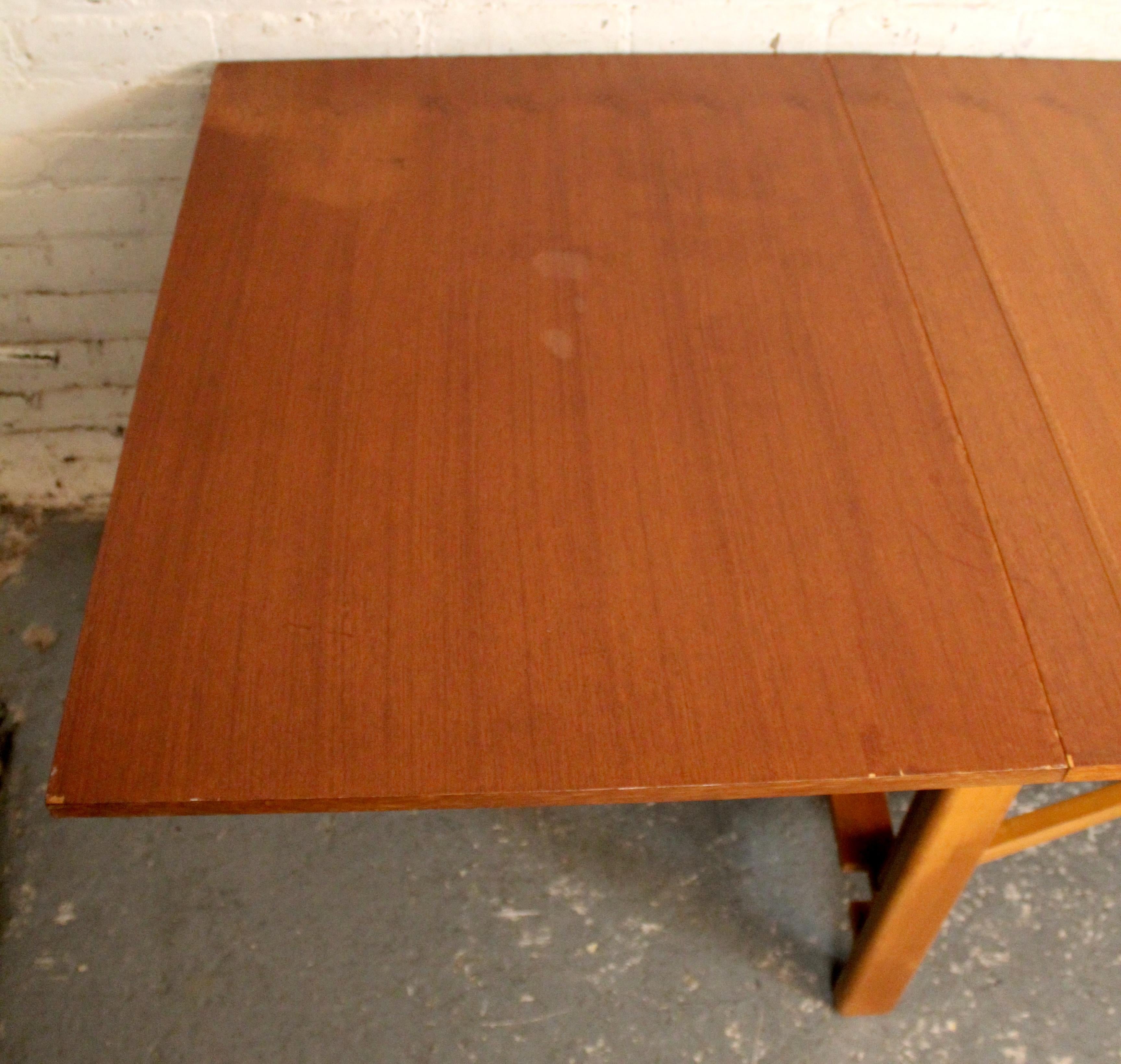 Tavolo da pranzo moderno di metà secolo in teak 