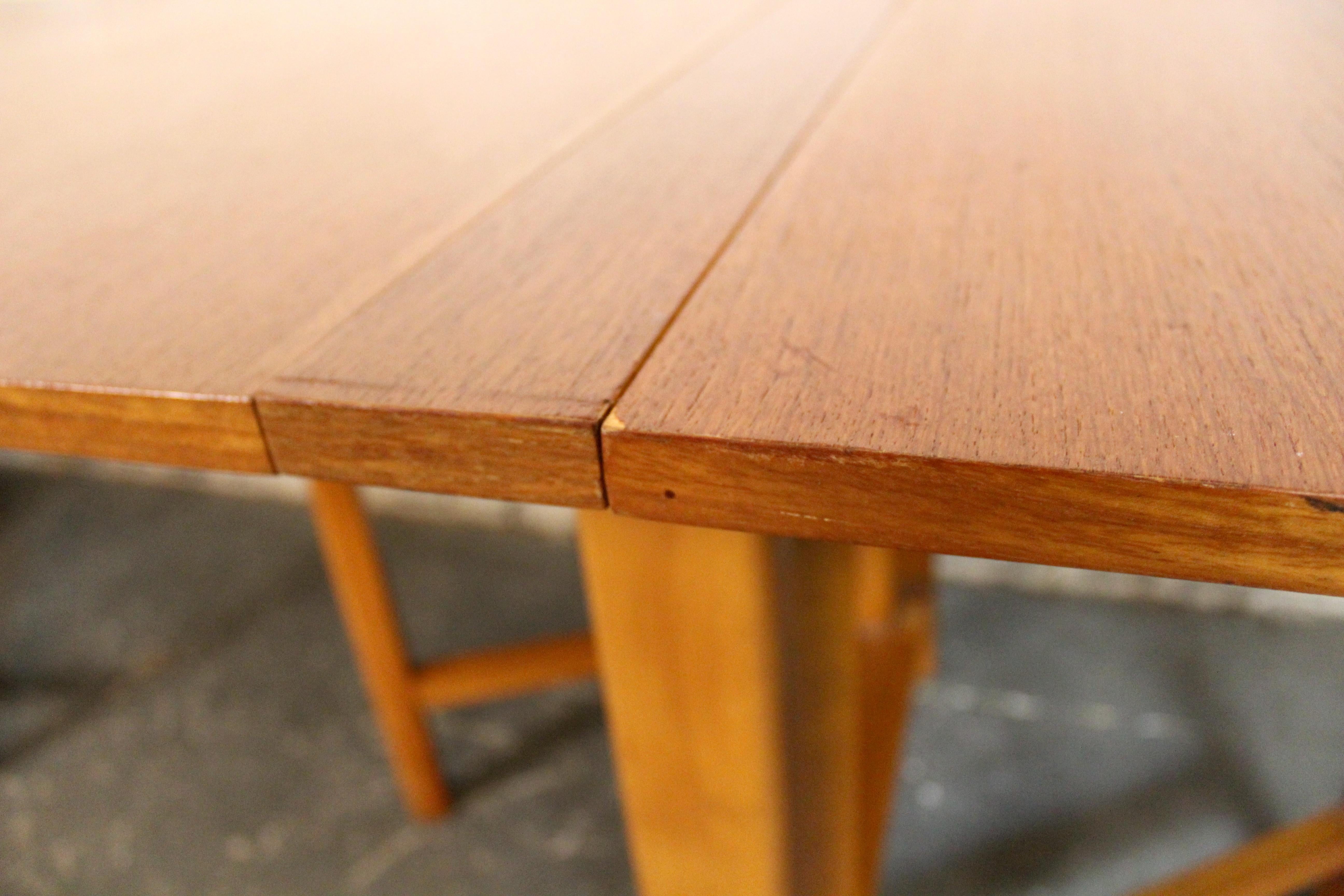 Tavolo da pranzo moderno di metà secolo in teak 