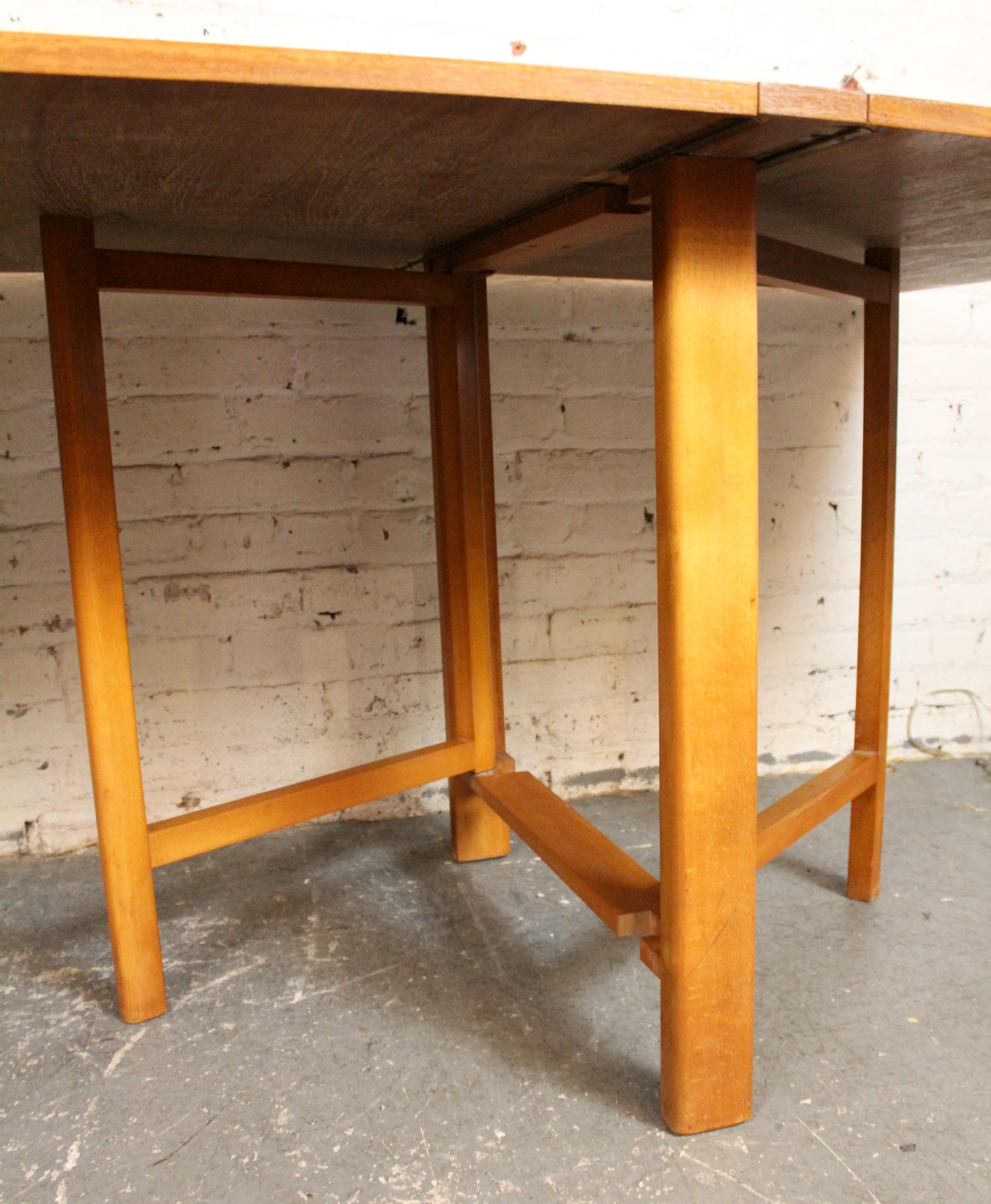 Tavolo da pranzo moderno di metà secolo in teak 