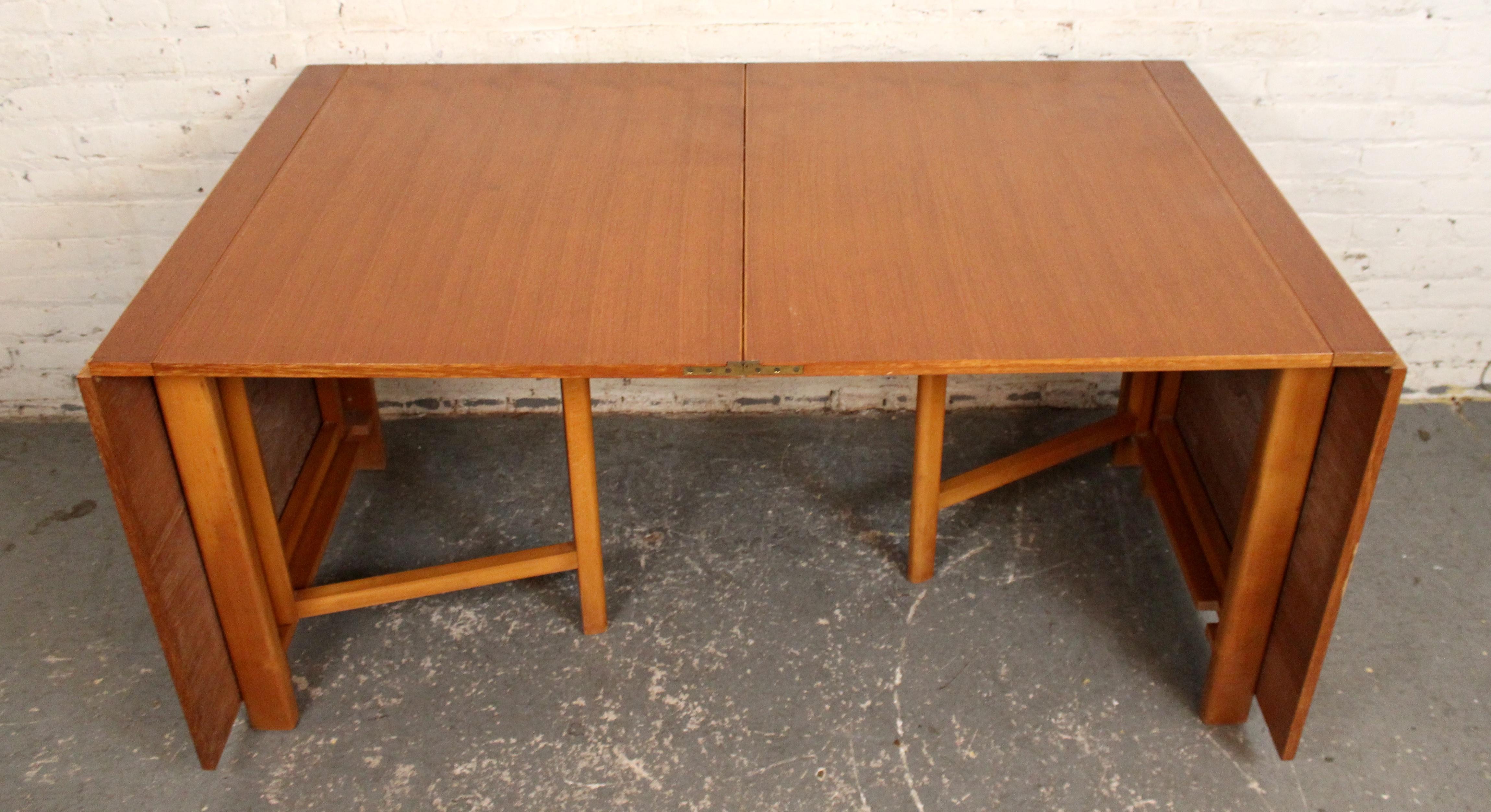 Tavolo da pranzo moderno di metà secolo in teak 