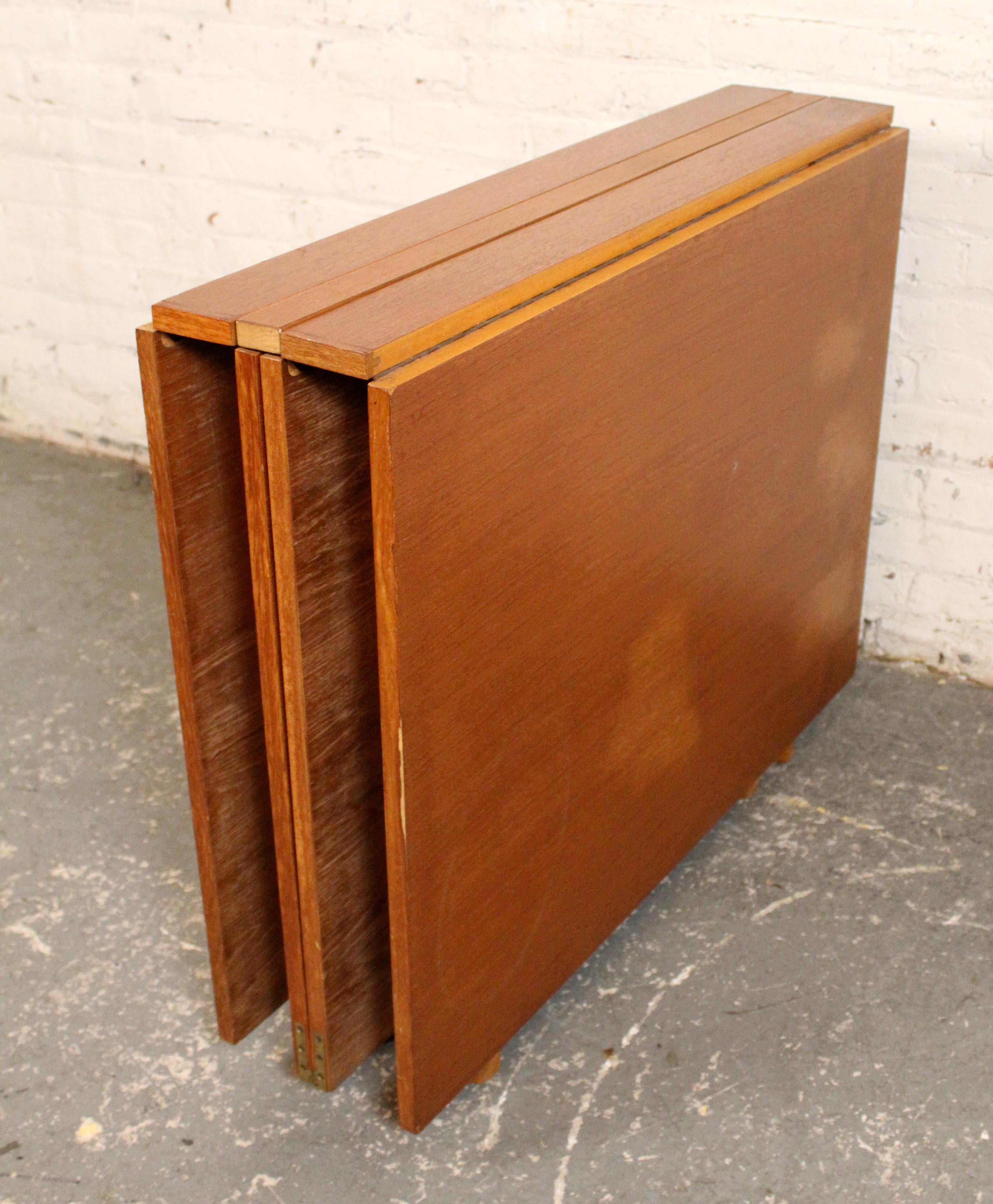 Mid-Century moderno Tavolo da pranzo moderno di metà secolo in teak 
