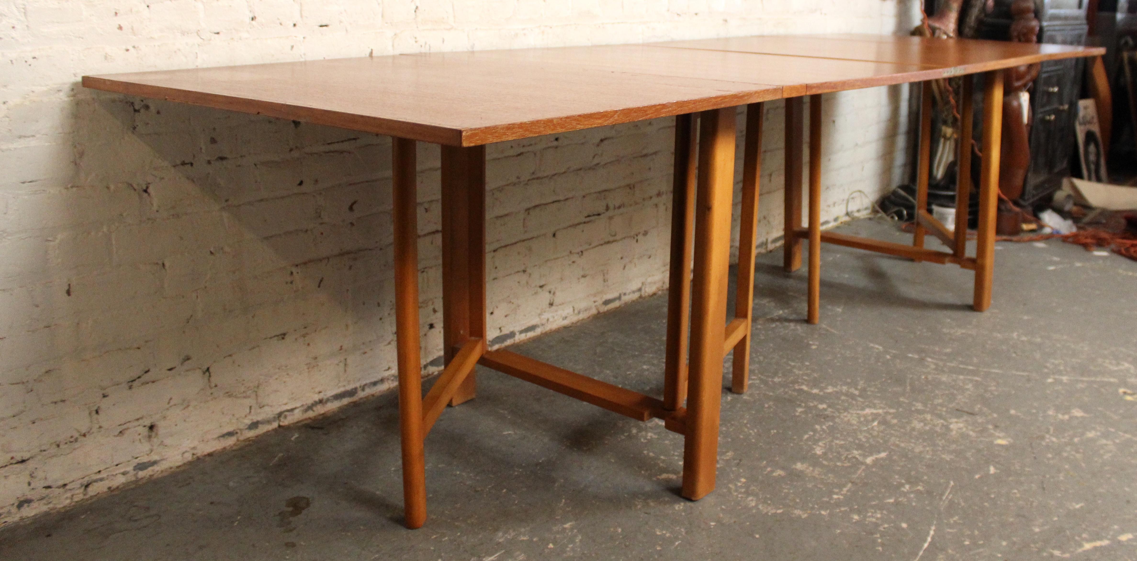 Danese Tavolo da pranzo moderno di metà secolo in teak 