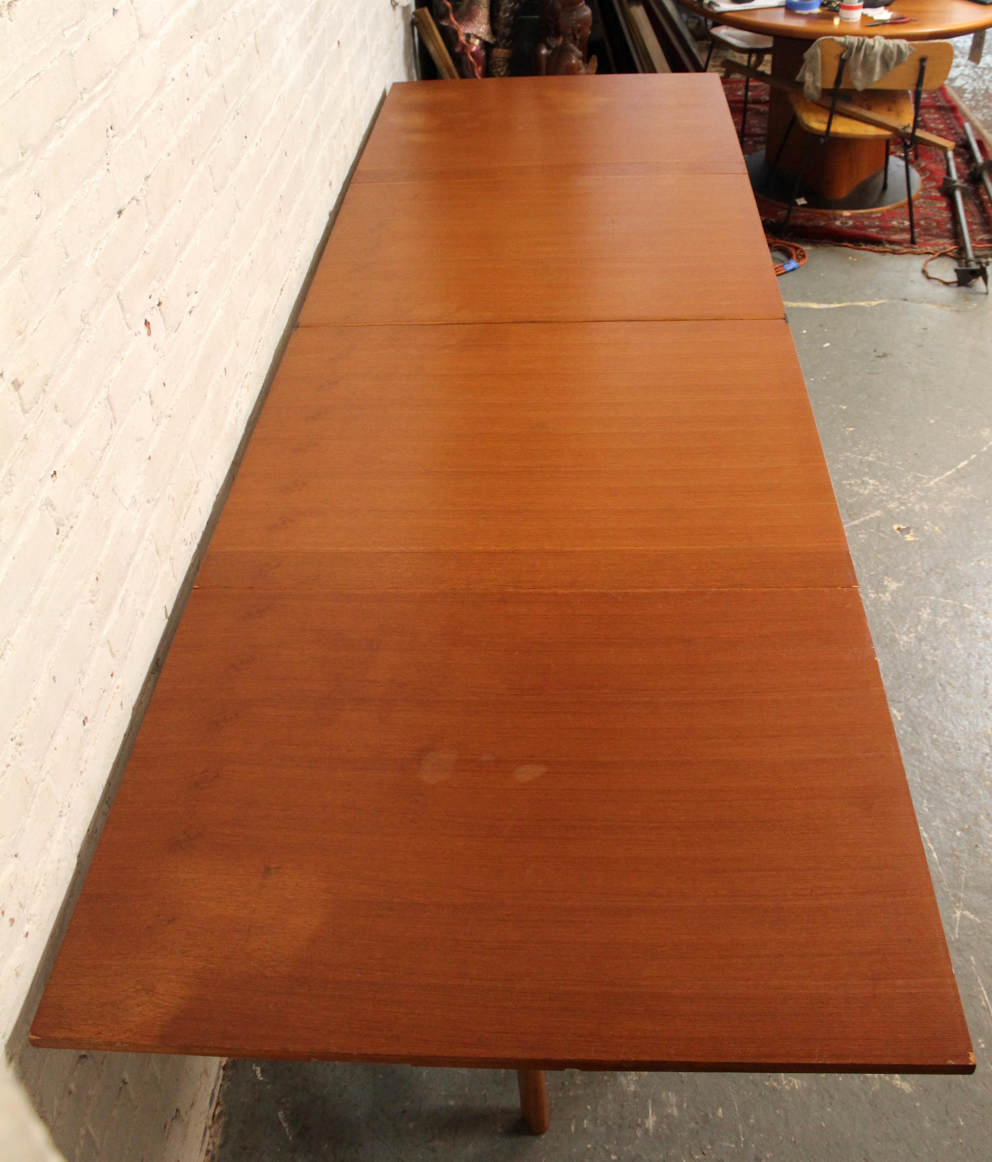 Tavolo da pranzo moderno di metà secolo in teak 