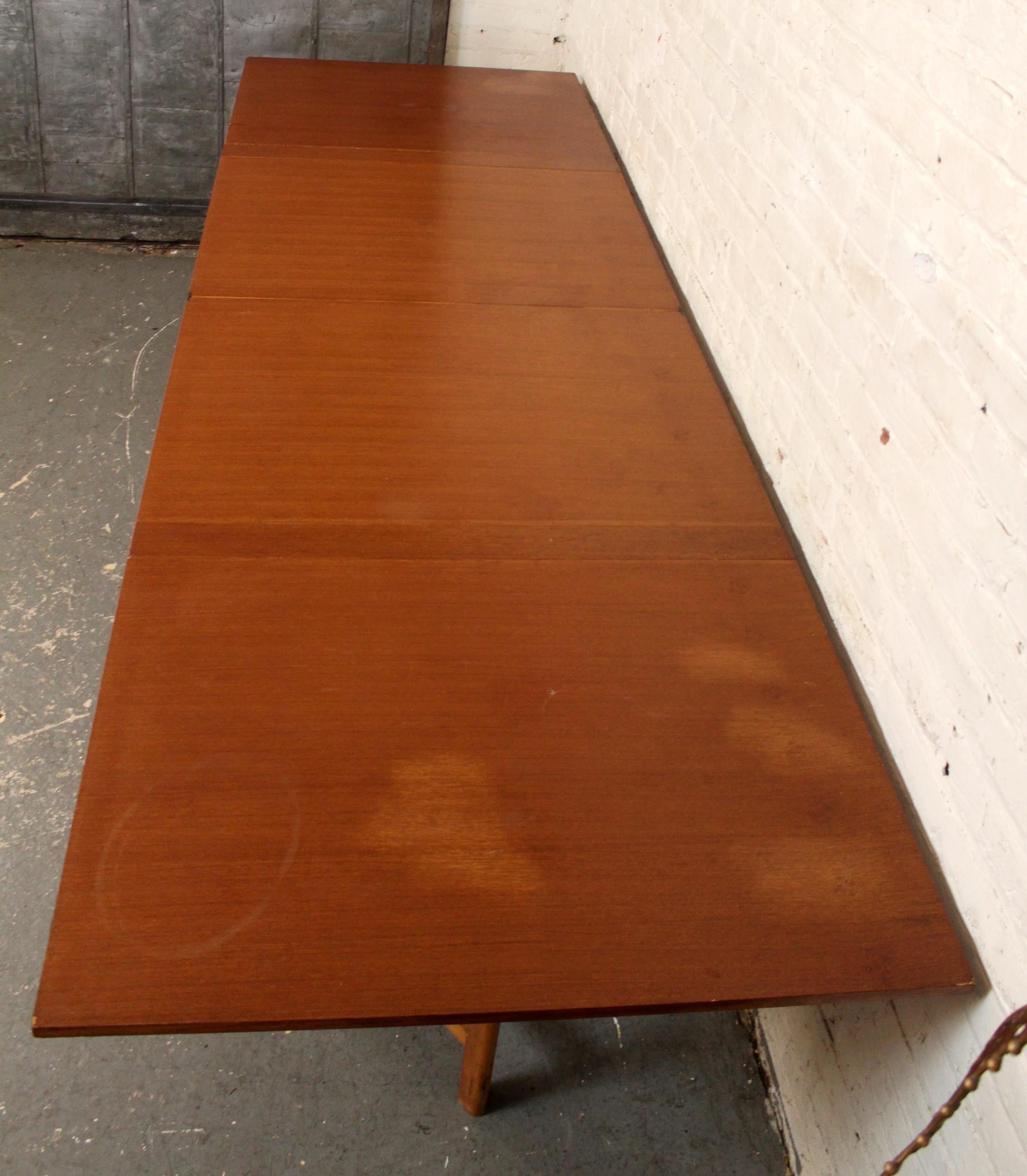 XX secolo Tavolo da pranzo moderno di metà secolo in teak 
