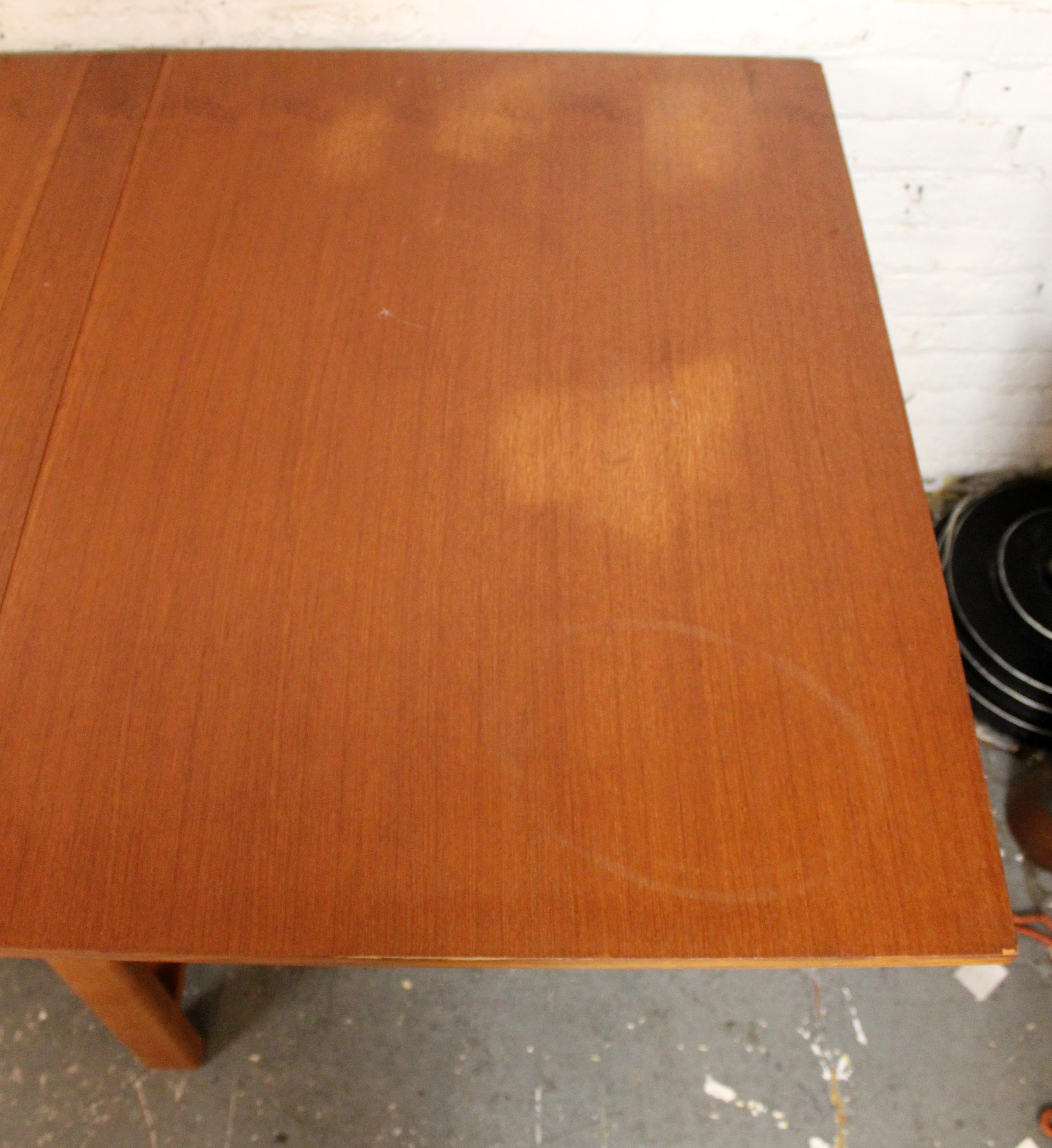 Tavolo da pranzo moderno di metà secolo in teak 