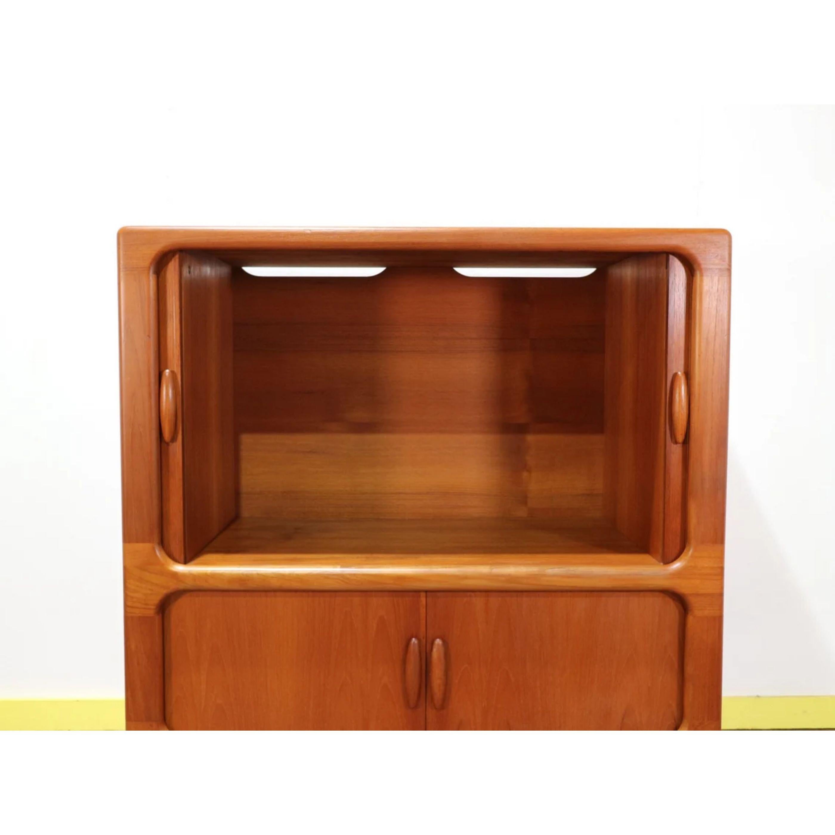 Mid-Century Modern Teak Media Record Tv Drinks Cabinet by Dyrlund Danish In Good Condition In Los Angeles, CA