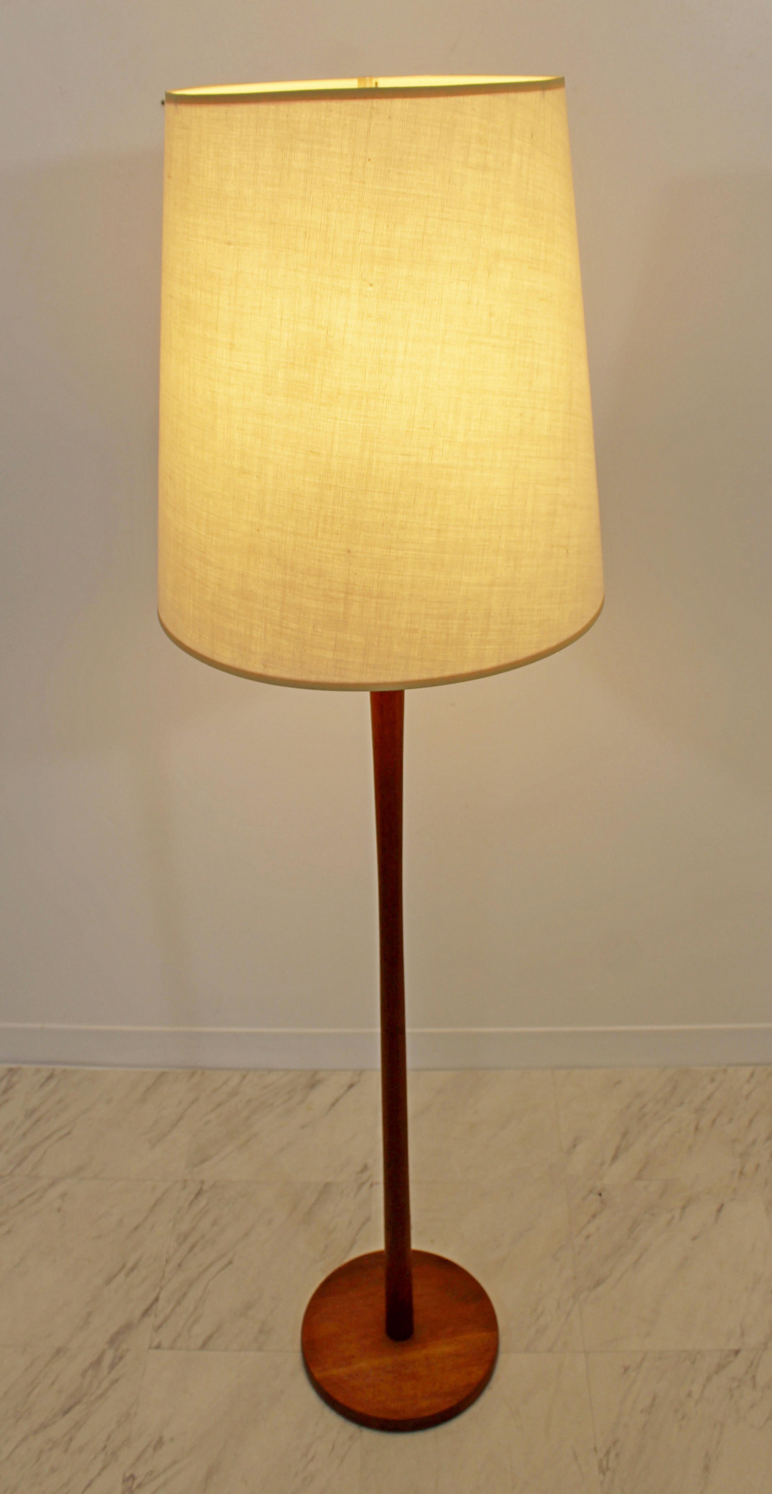 For your consideration is a fantastic, tall, teak floor lamp, with original shade and chrome finial, made in Denmark, circa 1960s. In excellent condition. The dimensions of the lamp are 11