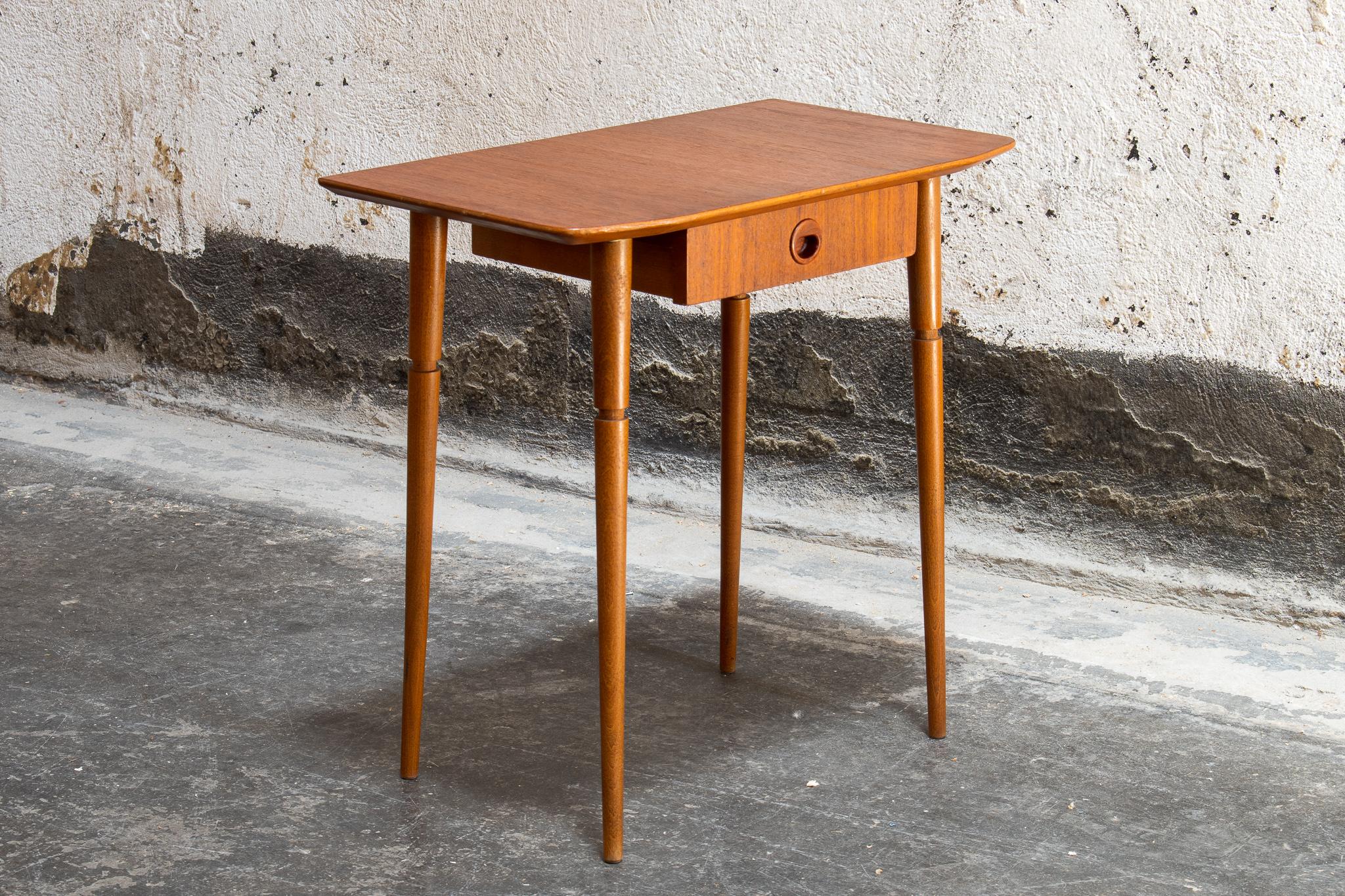 Teck Table de nuit en teck moderne mi-siècle avec tiroir en vente