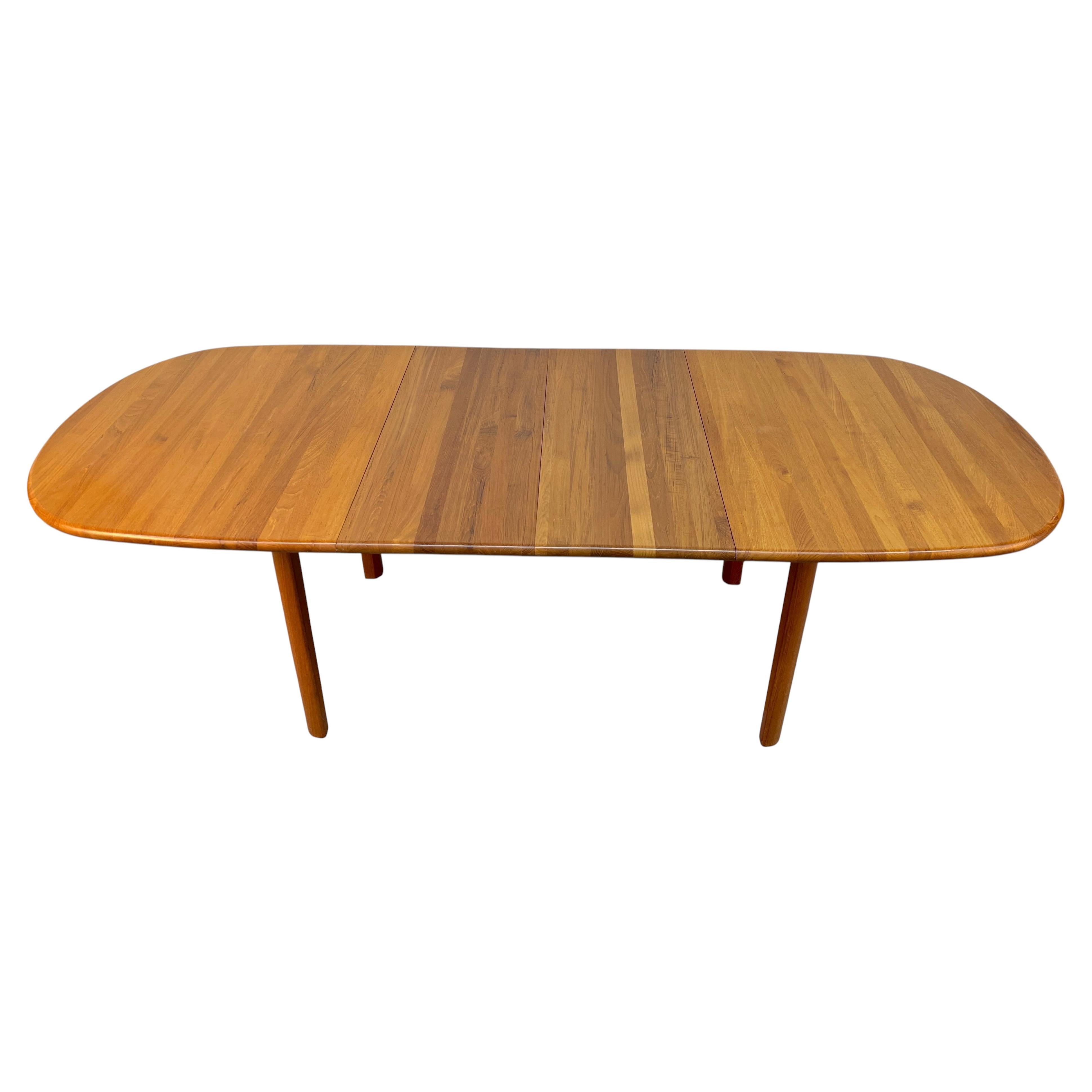 Table à rallonges ovale en teck de style Mid-Century Modern en vente